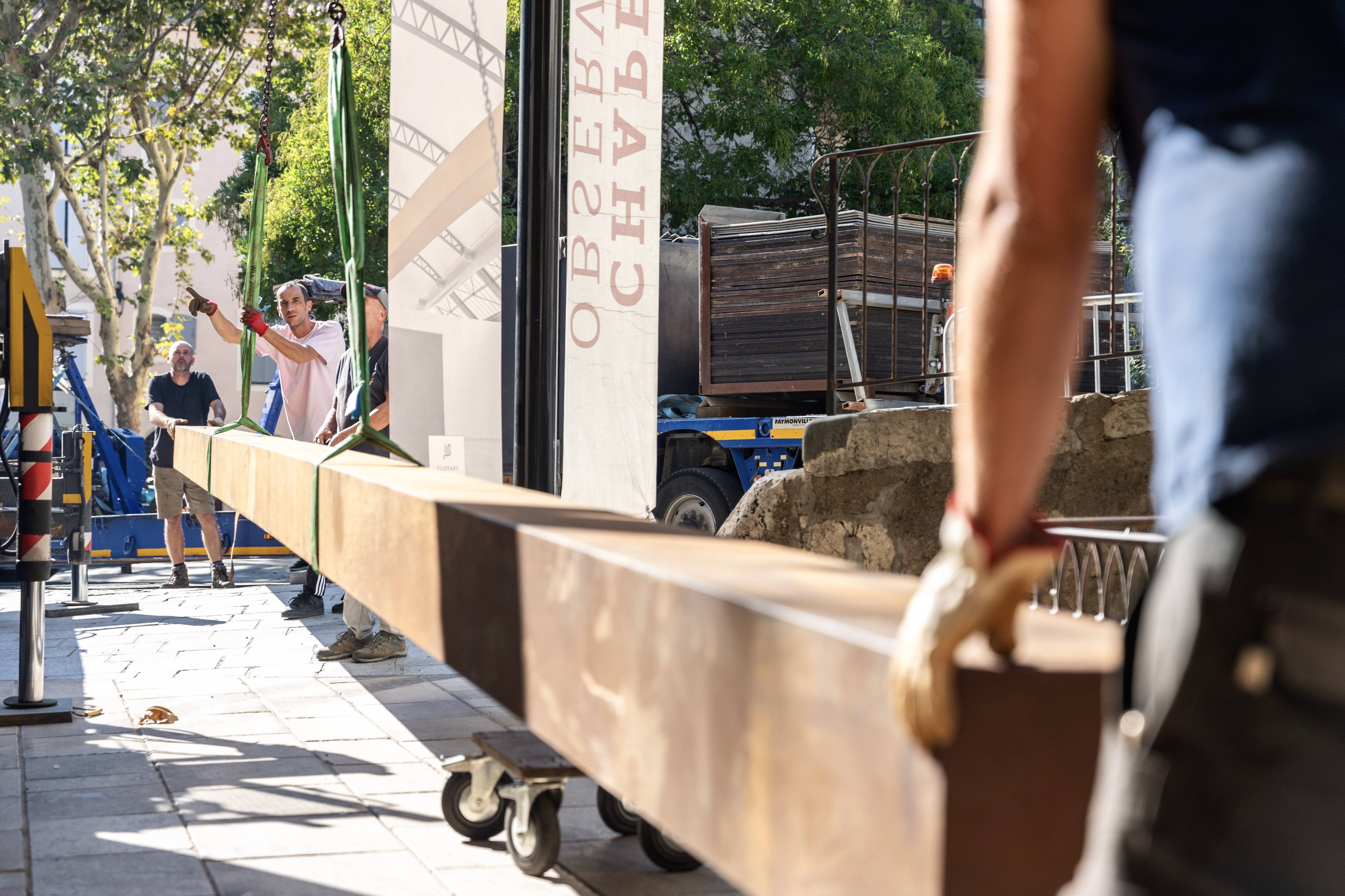 Vrai défi, comment une oeuvre d'art de 17 mètres de long a été installée dans une chapelle à Draguignan