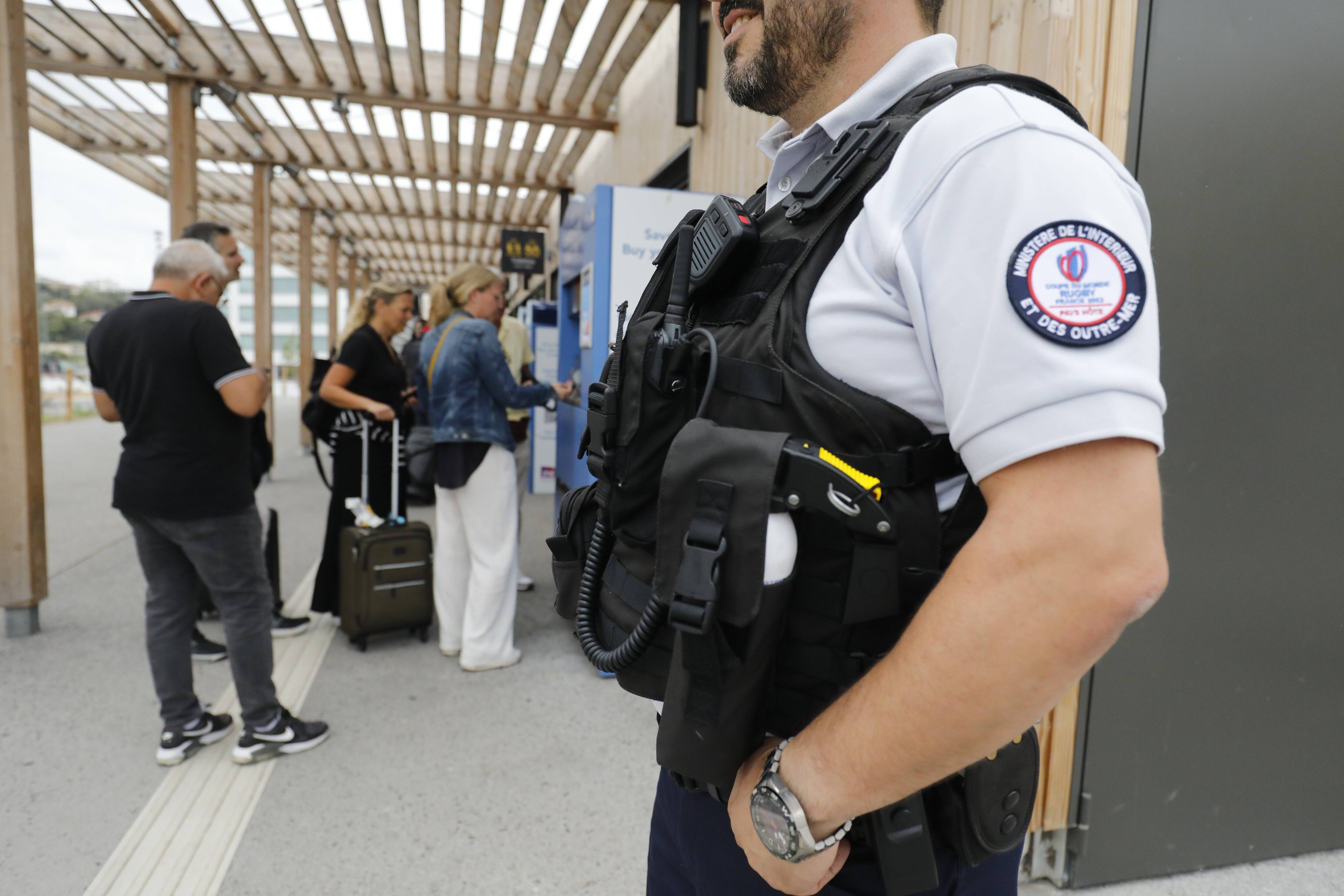 "Ce sont de pauvres gamines, mais elles font des ravages": comment "travaillent" les petites mains des réseaux de pickpockets