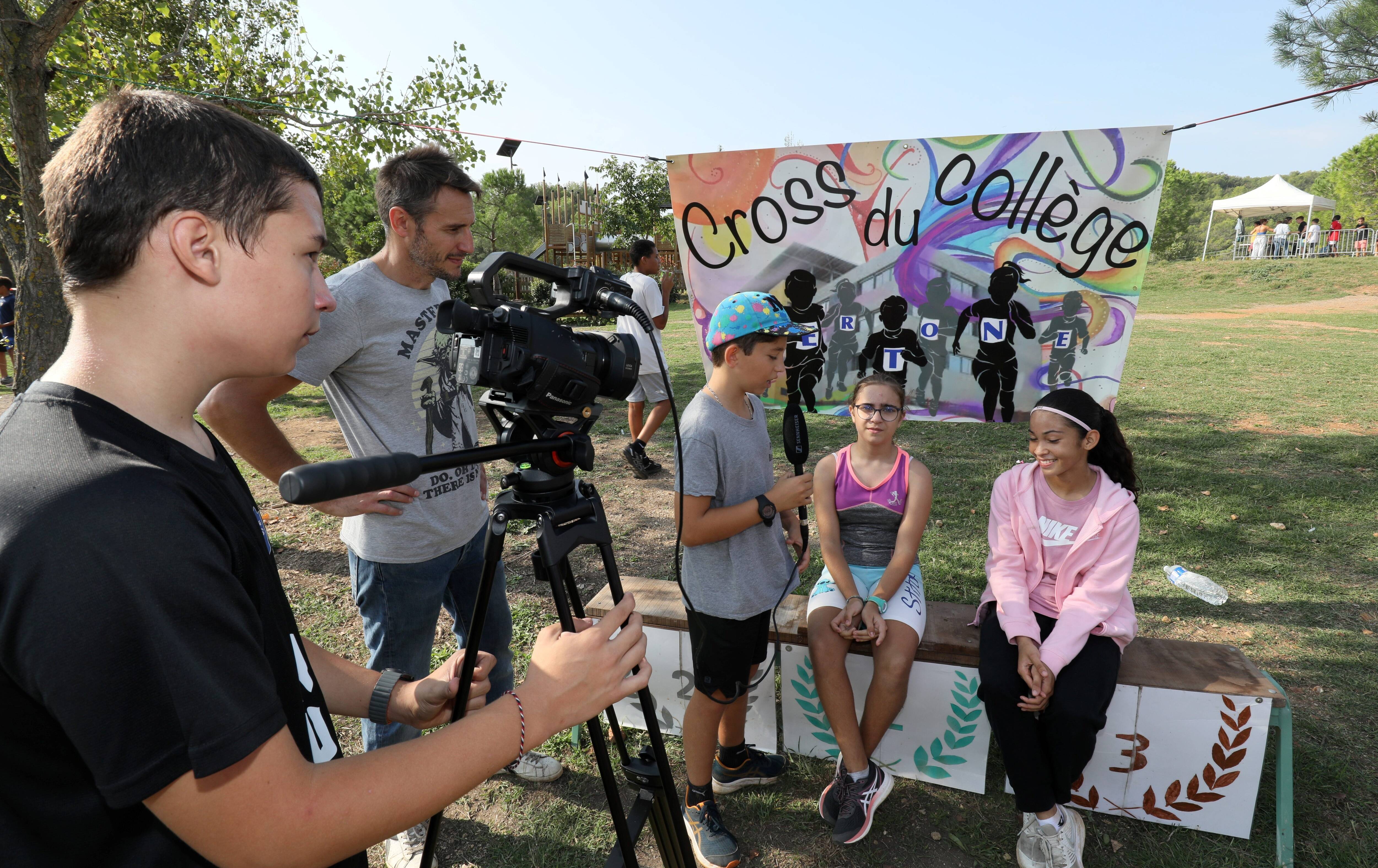En plein cross, voici comment ces collégiens d'Antibes apprennent à faire du journalisme