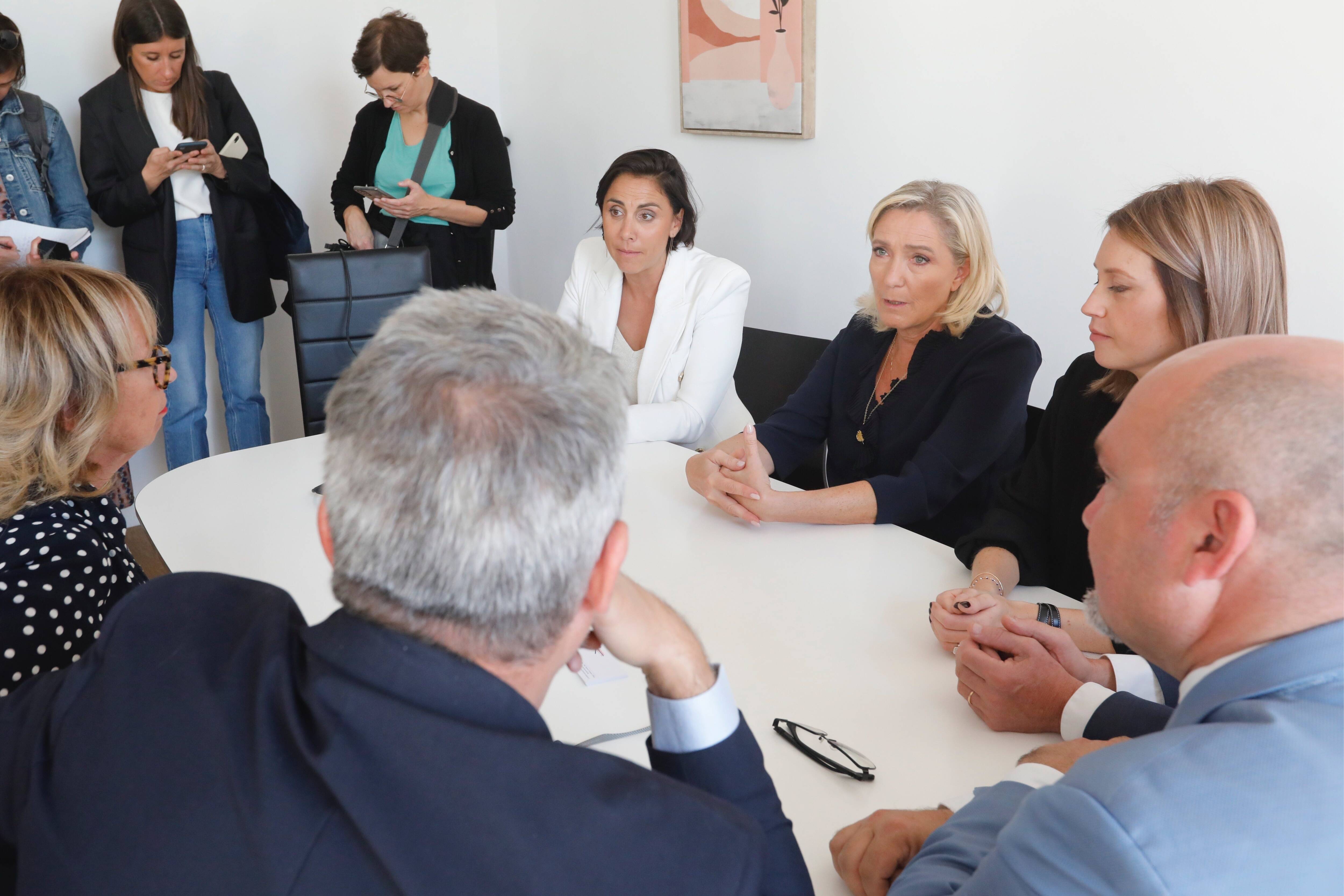 En visite à Ollioules, Marine Le Pen plaide pour un pôle "aidants" dans chaque ville
