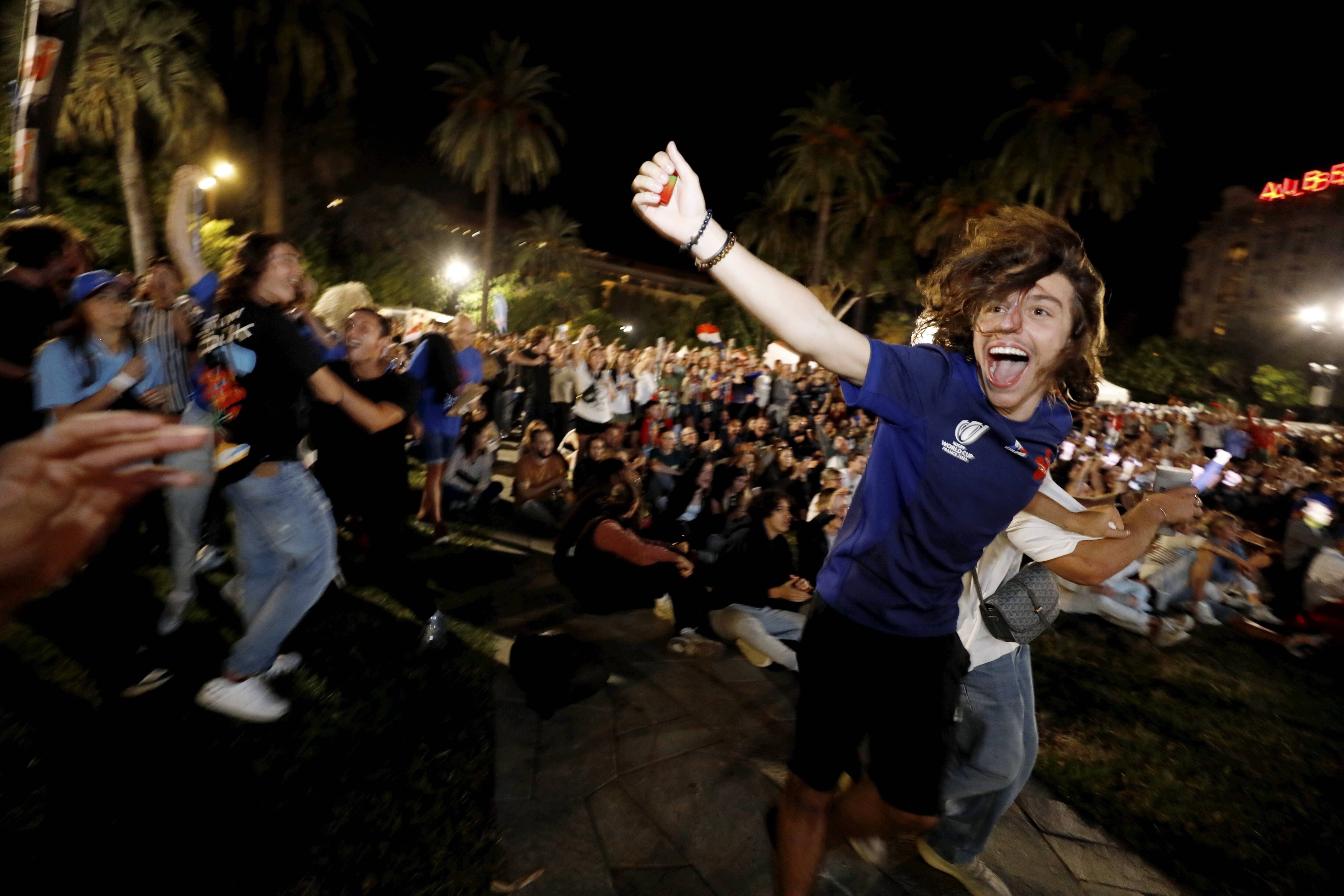 Coupe du monde de rugby: les Bleus ont fait leur "fête aux voisins", grosse ambiance dans les rues de Nice