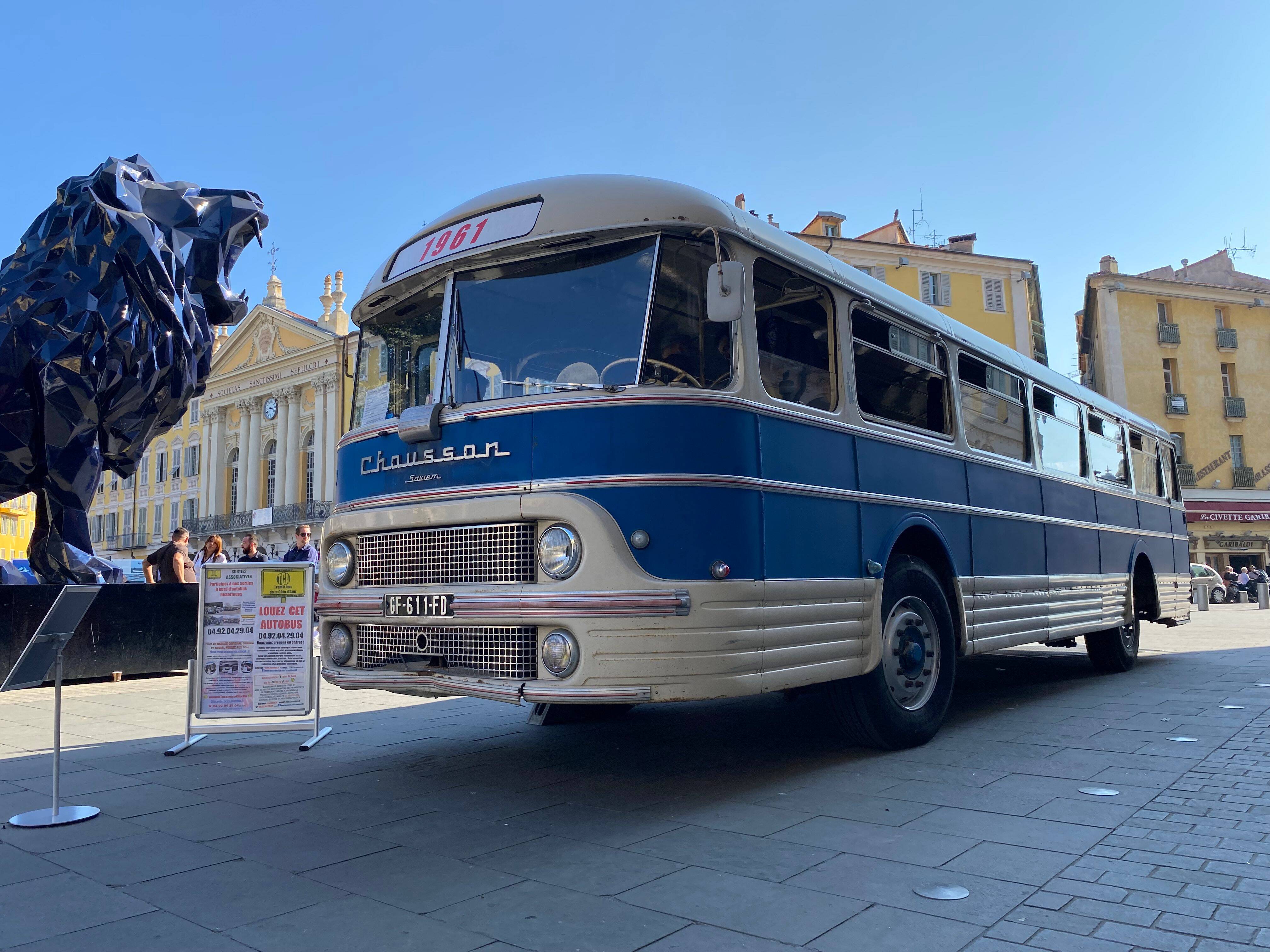 C'était un modèle répandu dans les années 60... Voulez-vous sauver ce bus Chausson de 1961 sur la Côte d'Azur?