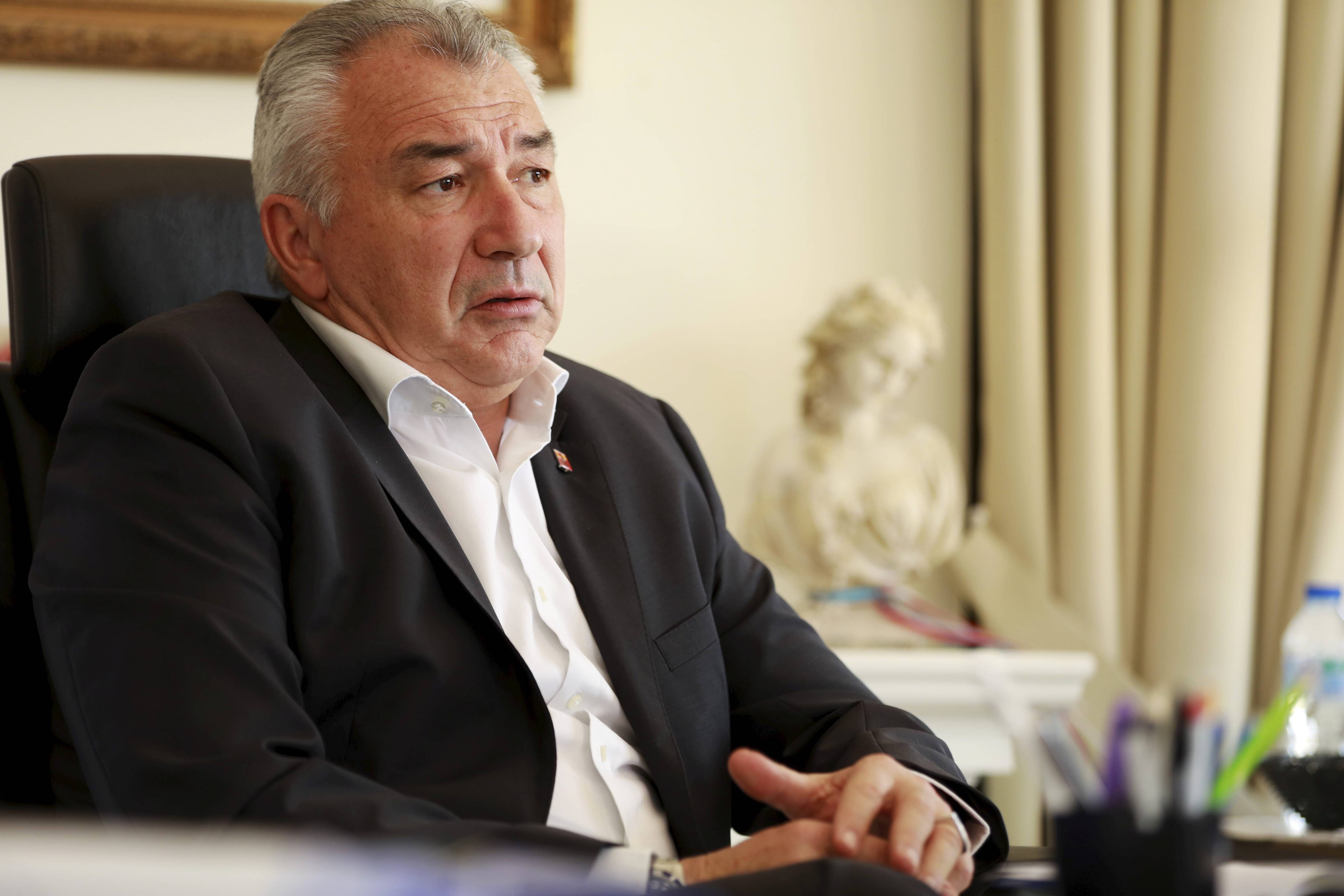 "Vous êtes indigne d'être un élu": le maire de Saint-Laurent-du-Var interrogé sur l'achat d'un véhicule répond à son opposition