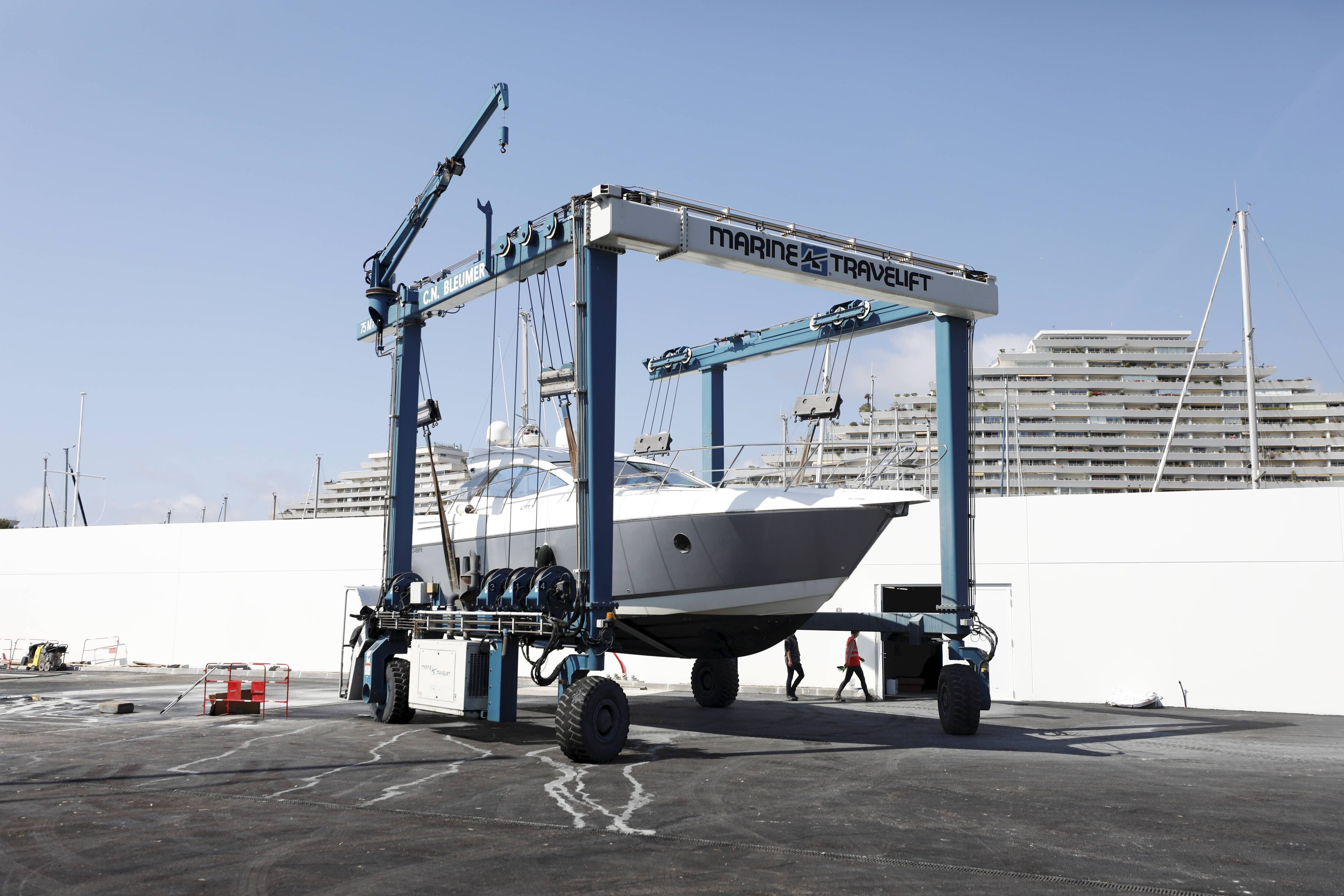 "Cet incident est très rare", une grue à moitié dans l'eau au port de Marina Baie des Anges