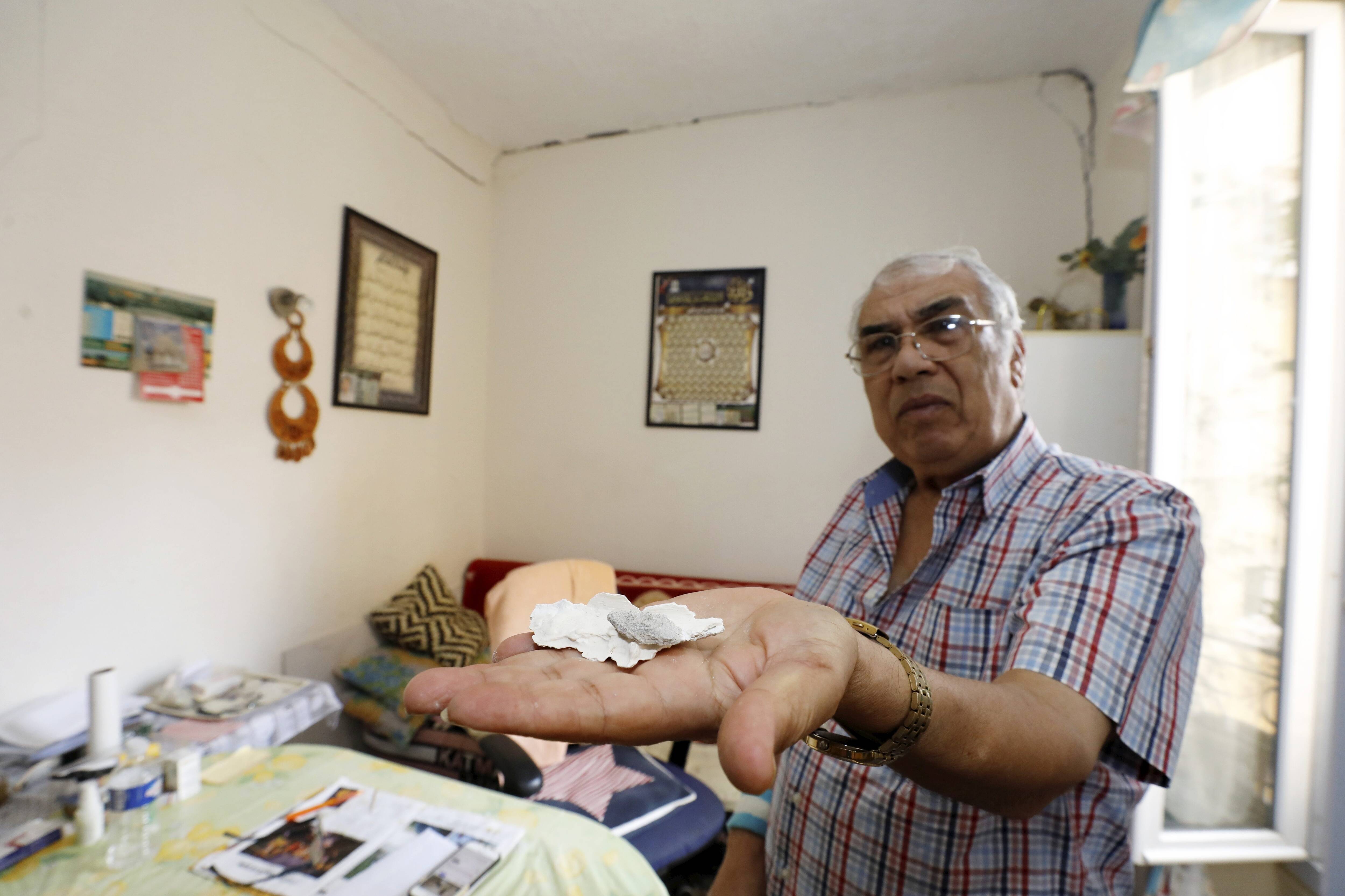 "Le plafond va me tomber sur la tête": des fissures impressionnantes dans cet immeuble de Nice, les habitants blâment des travaux