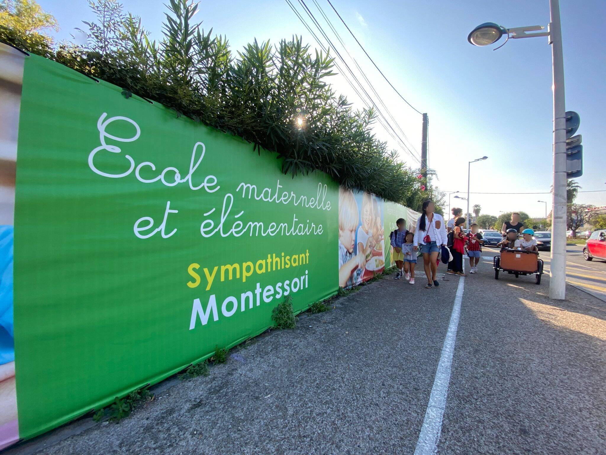 Oui, les parents qui se garent mal à l'école de la Fontaine à Cagnes-sur-Mer sont verbalisés