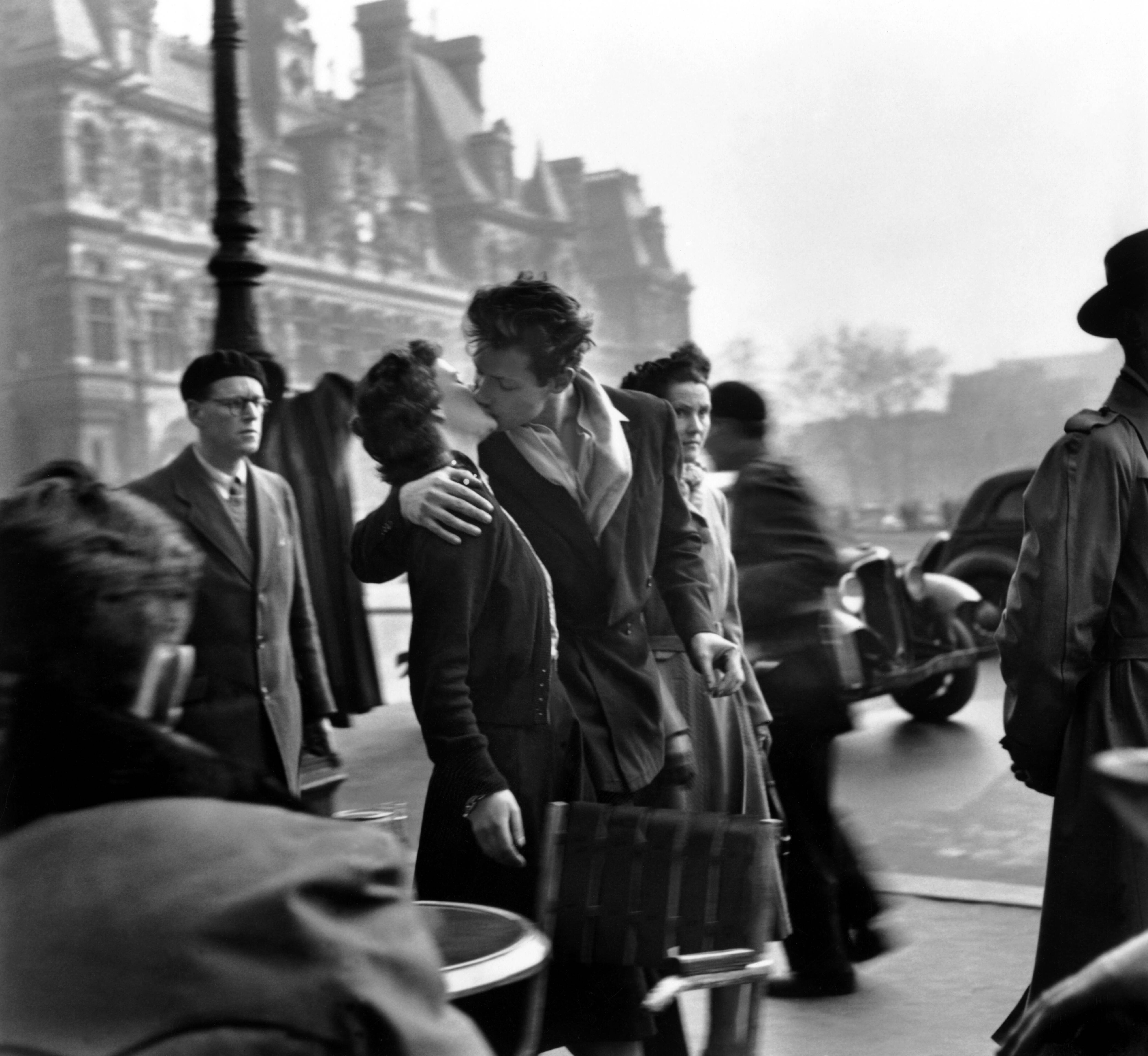 La femme du "Baiser de l'hôtel de ville" de Robert Doisneau est morte, le célèbre cliché est à admirer à Nice jusqu'à fin janvier