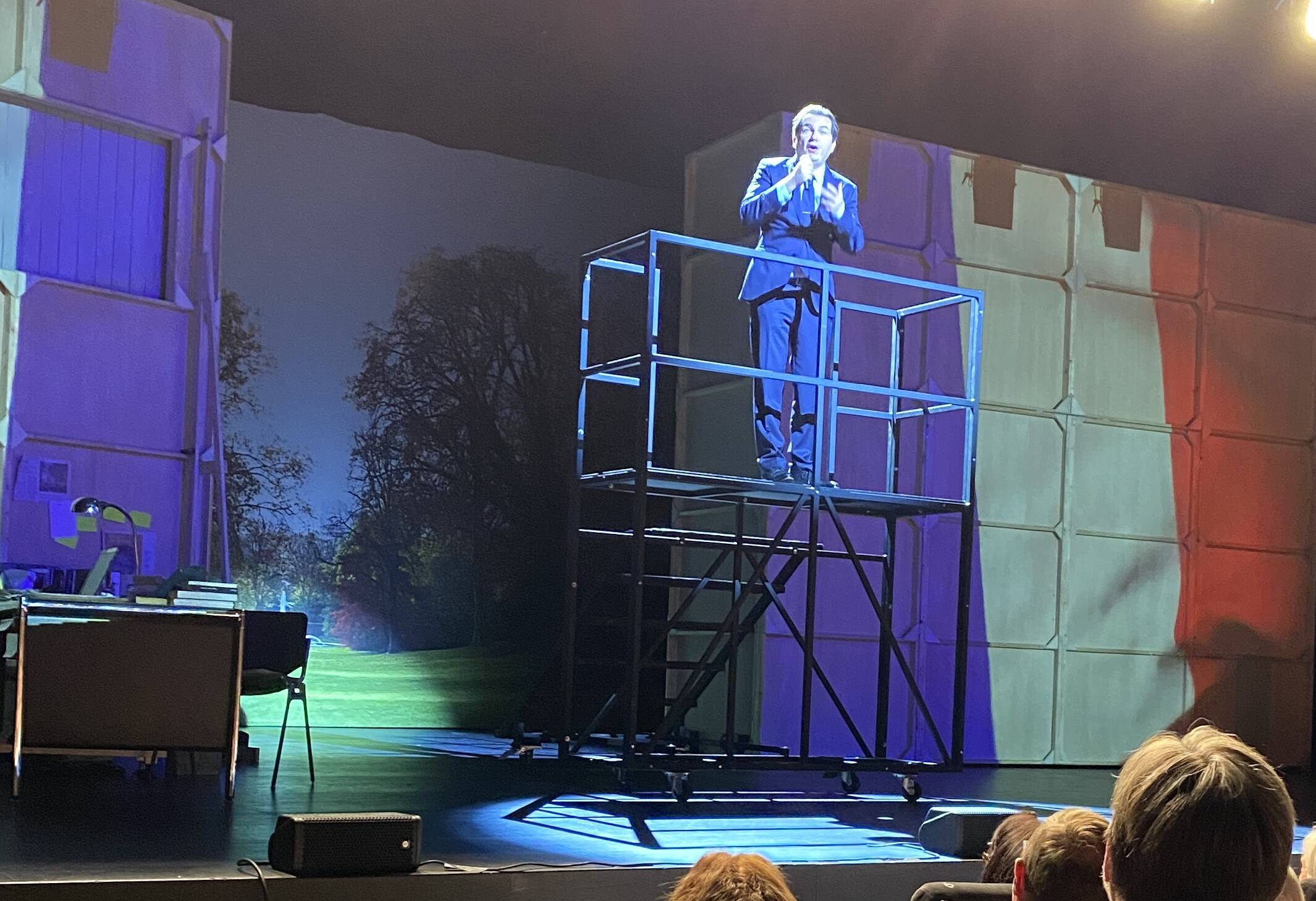 Que vaut François Hollande en version théâtrale? On a vu à Sainte-Maxime la pièce adaptée du livre "Un président ne devrait pas dire ça"