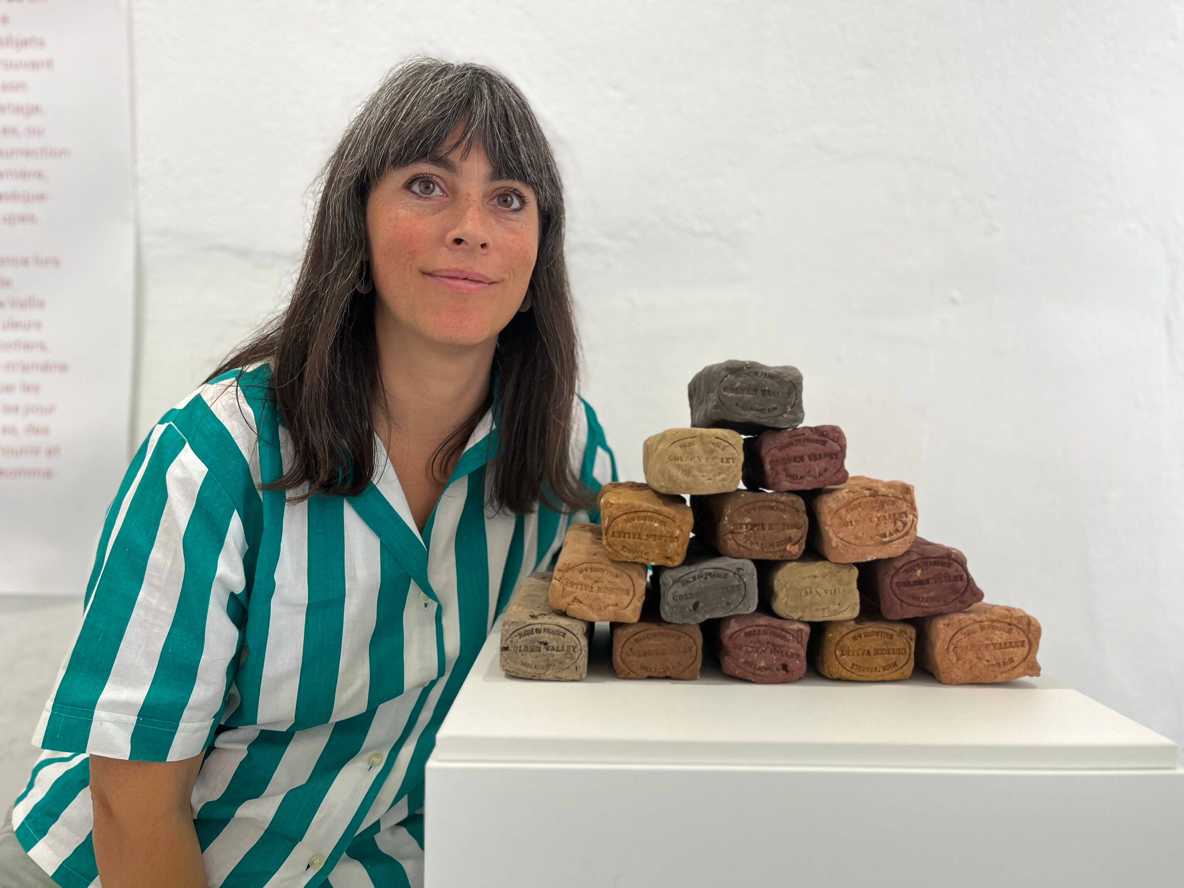 Pour prouver que la terre de Vallauris est encore précieuse, cette céramiste en a ramassé sur les chantiers... et a fait des trouvailles !