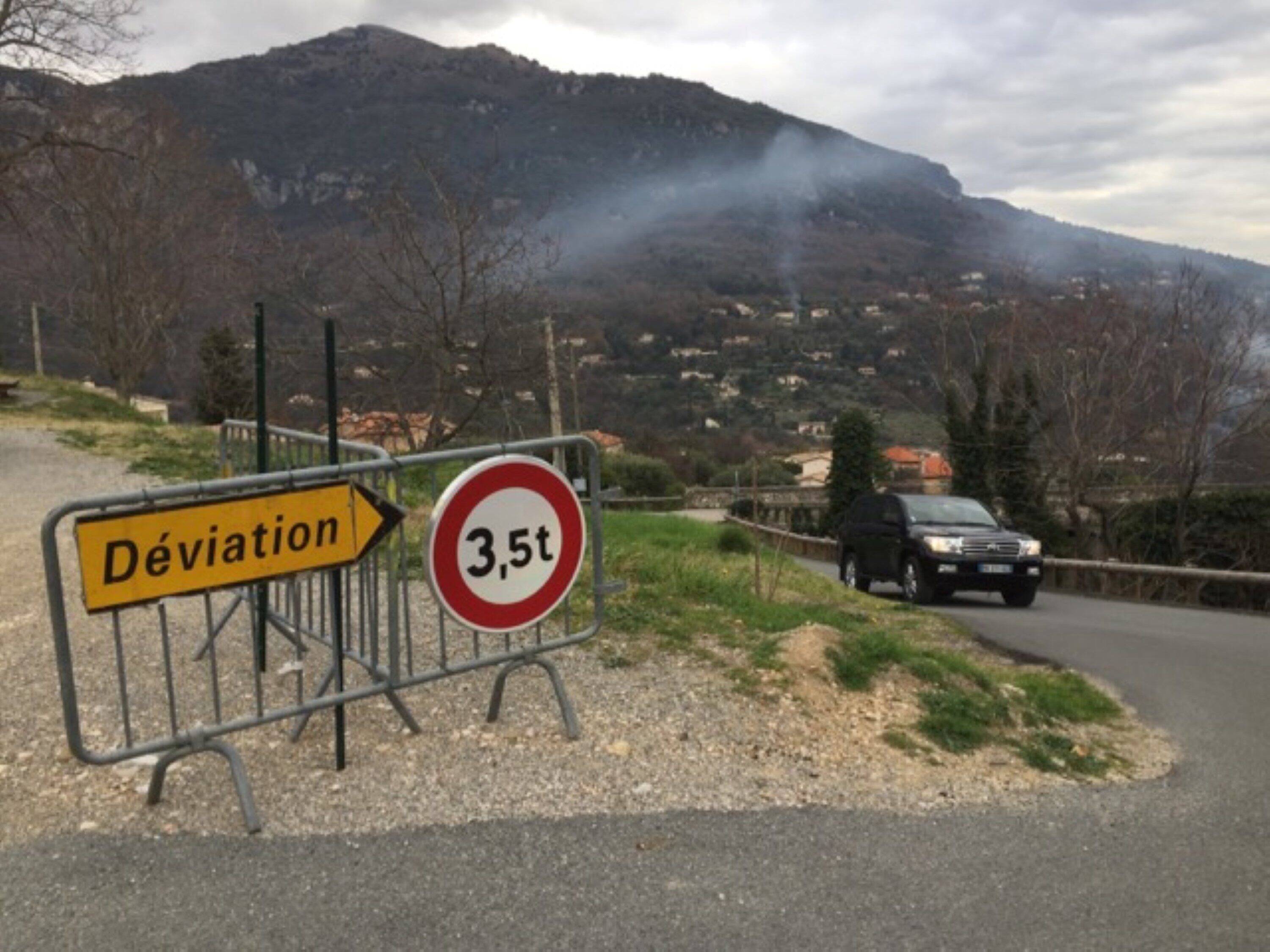 Un camion-citerne bloqué sur la chaussée entre Brue-Auriac et Barjols, une déviation mise en place