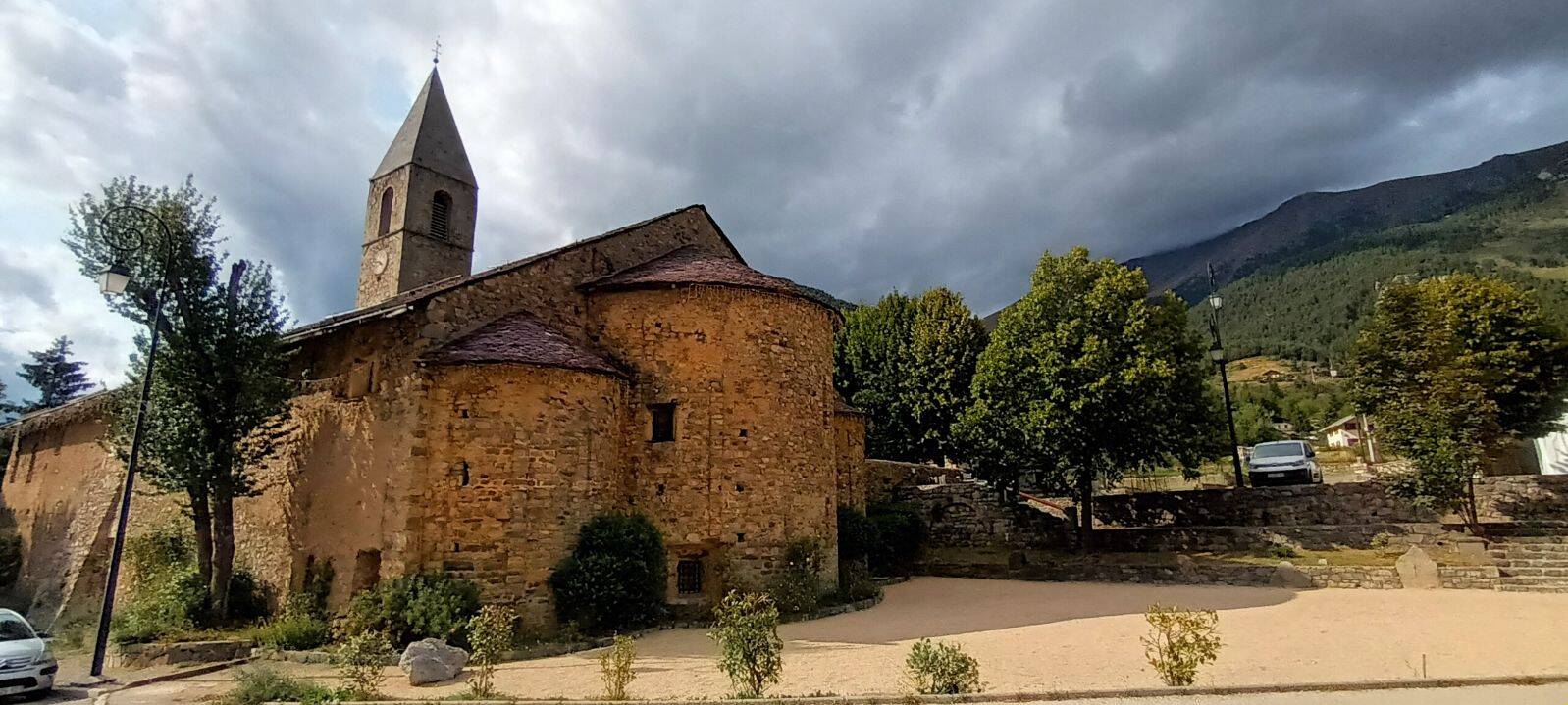 "On n'a pas pu lui dire au revoir...": les travaux du Tour de France bloquent la route de l'église de ce village, les obsèques annulées