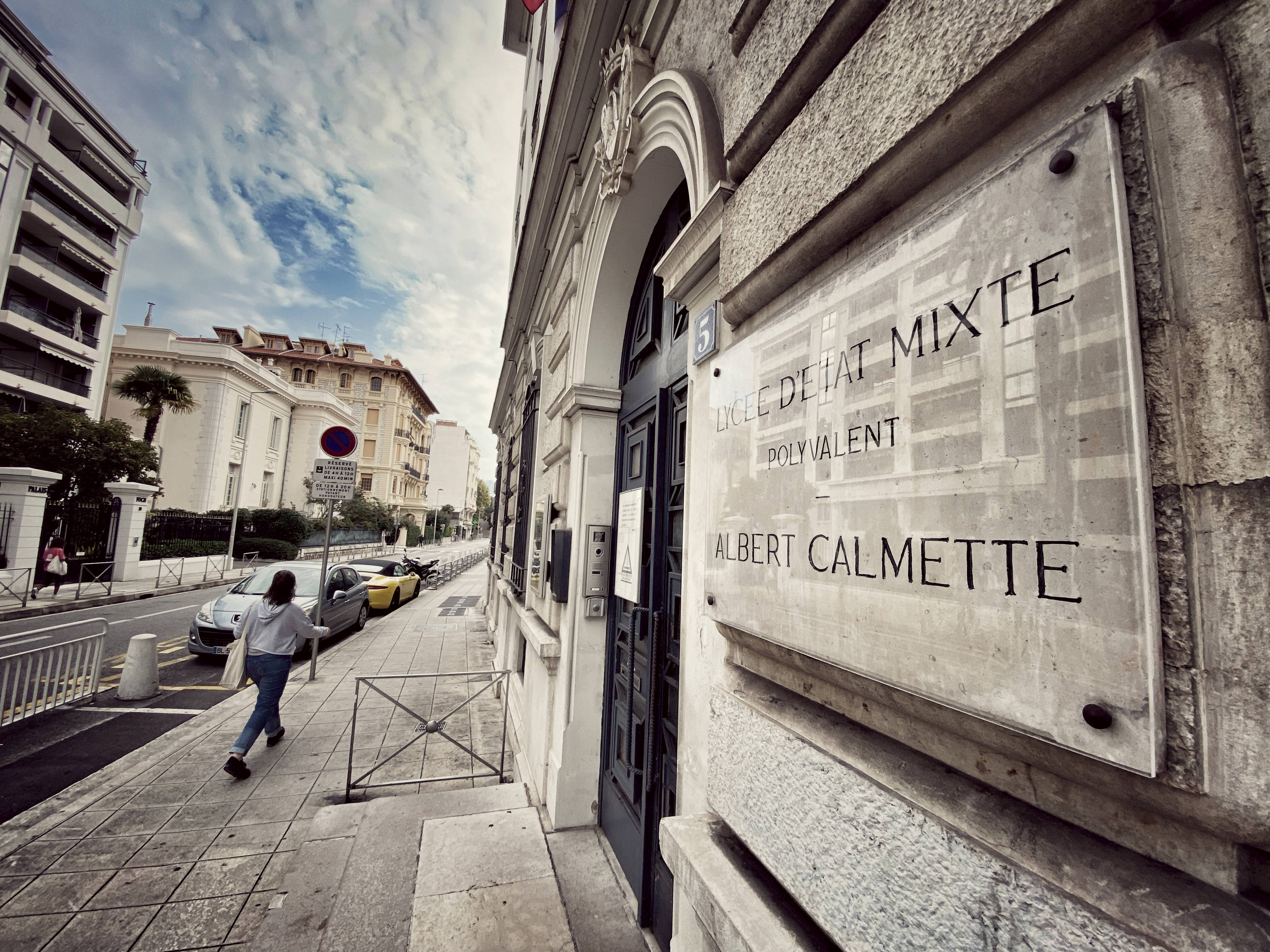 Ils n'auraient pas respecté la minute de silence : dans un lycée de Nice, la mise à pied de deux agents devient une affaire politique