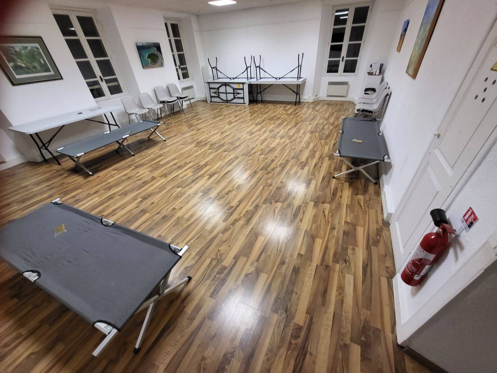 Une quinzaine d'évacuations préventives, matelas installés en mairie, engins de déblaiements... Saint-Martin-Vésubie se prépare aux intempéries à venir