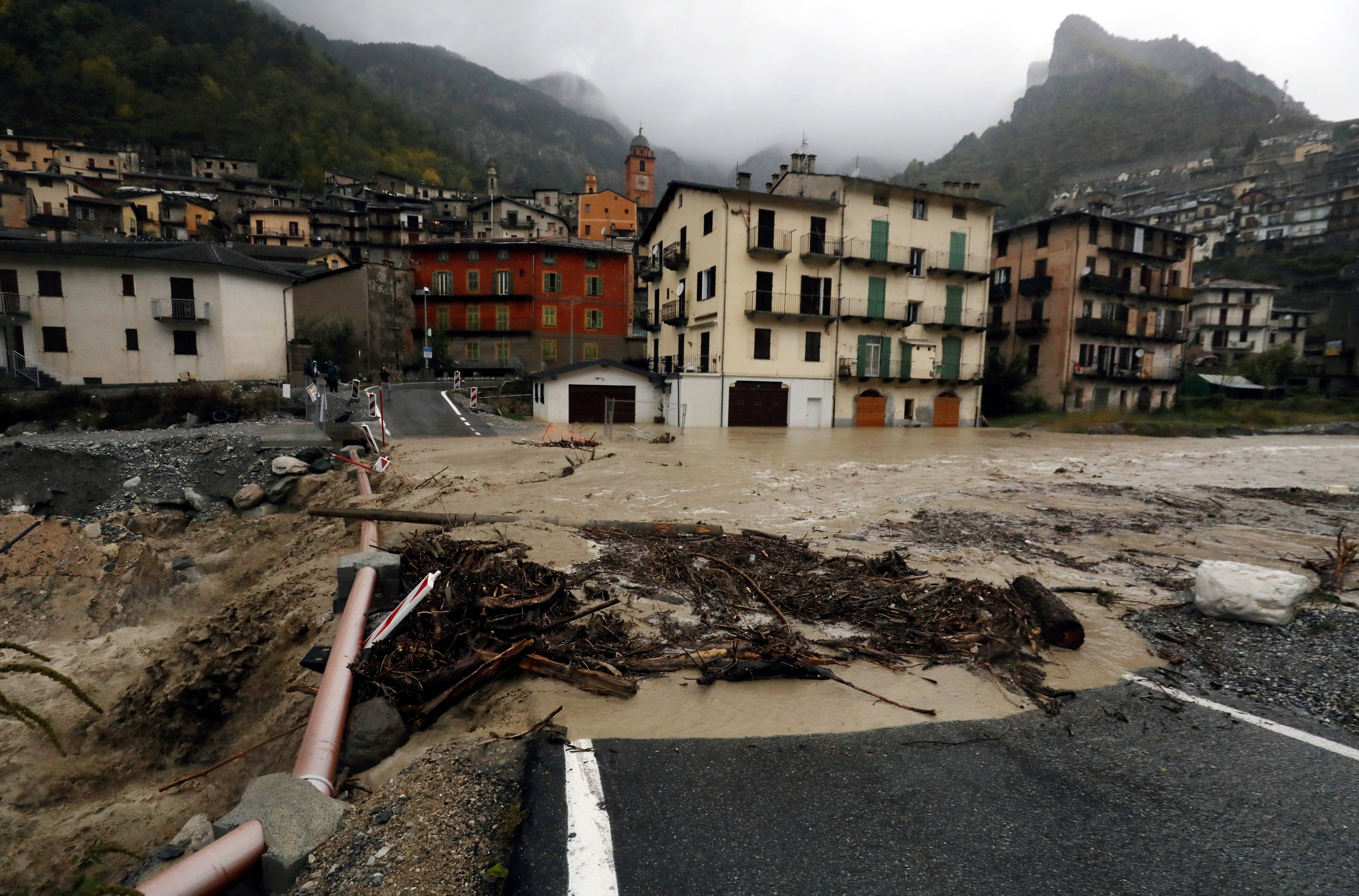 "C'est moins que la dernière fois, mais on est quand même dans l'eau": trois ans après la tempête Alex les habitants des Vallées de nouveau confrontés aux impressionnantes crues