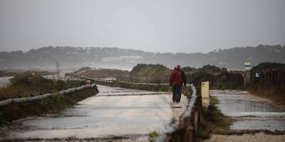 Tempête Aline: la route du sel ferme à Hyères, submergée par les vagues