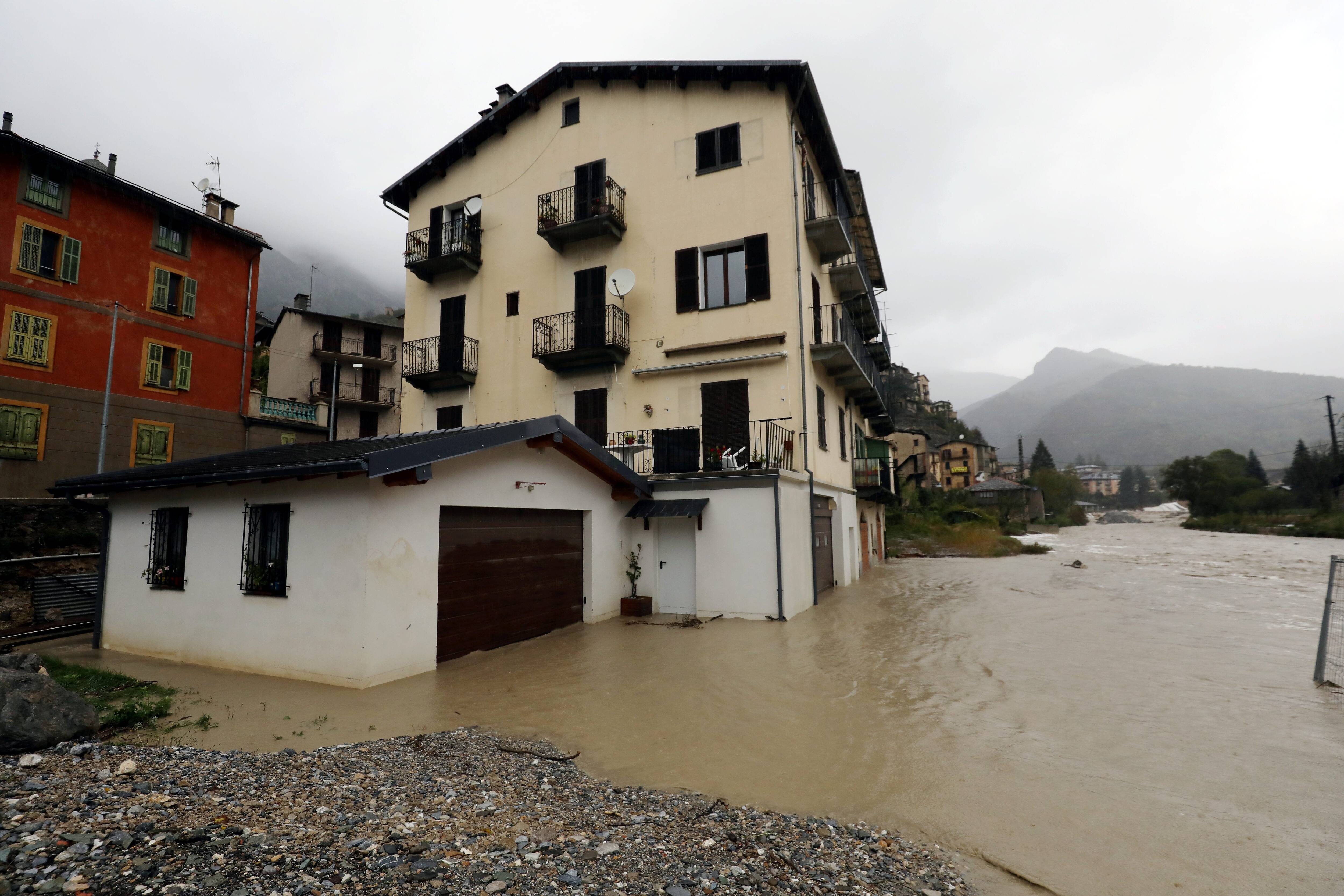 "Quand les gendarmes ont toqué, on avait un peu la colère": nuit blanche pour les naufragés de la salle des fêtes de Tende