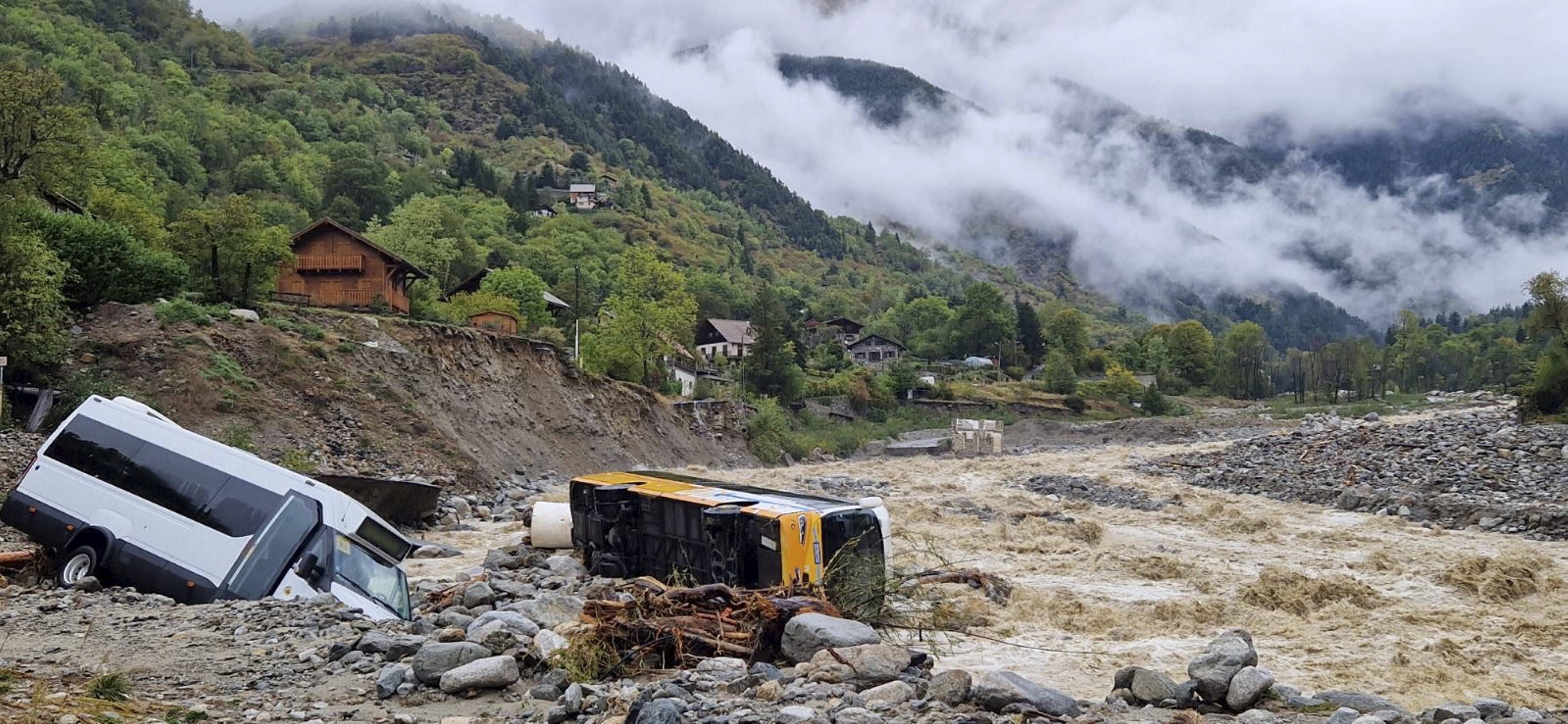 "On repart quasiment comme après le 2 octobre 2020": un habitant de la Vésubie dépité face au spectacle des bus et murs emportés par la tempête Aline