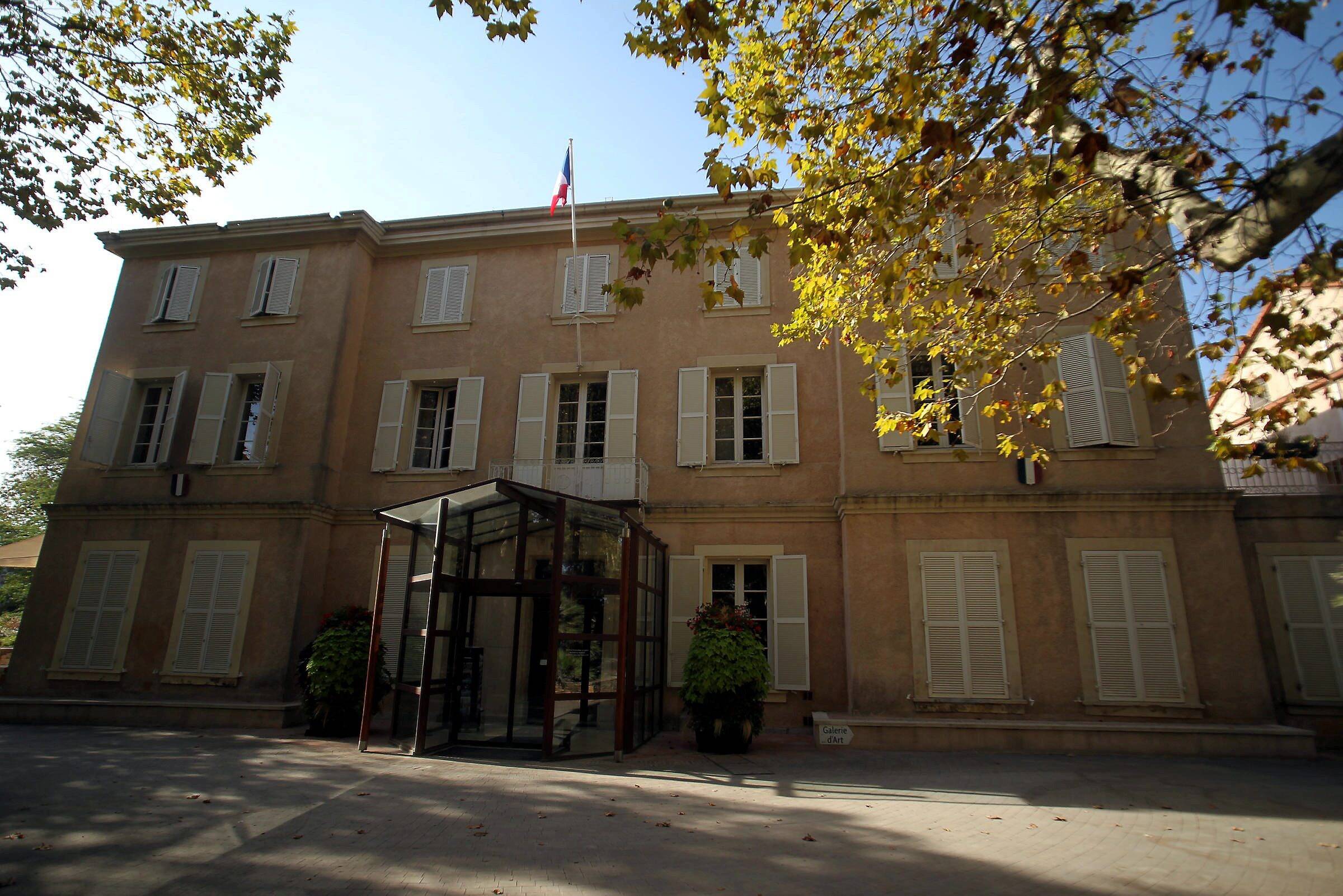 Un sexagénaire mécontent menace de "couper des têtes comme Daesh" dans une mairie du Var