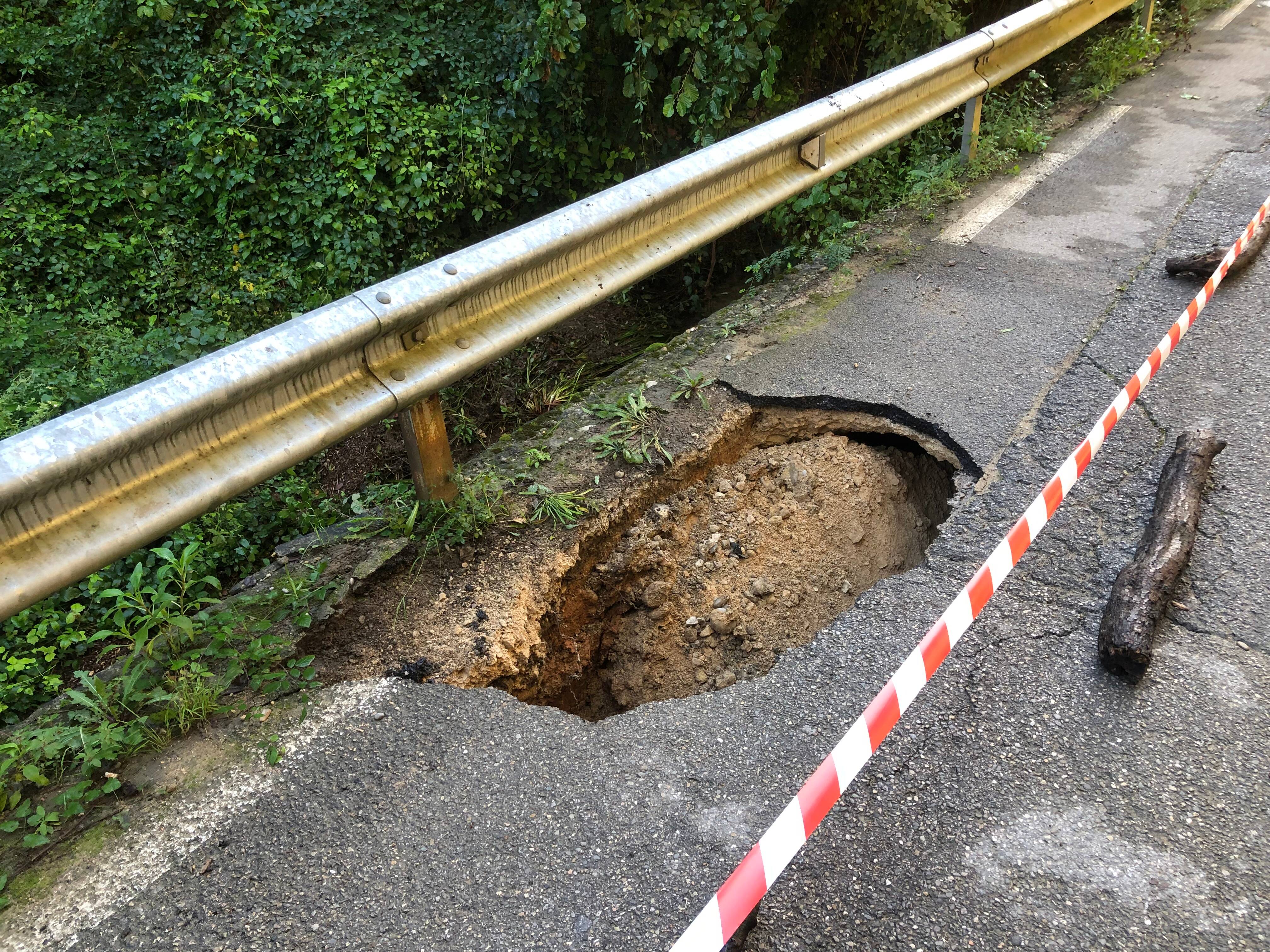 Un trou se creuse sur la chaussée après les intempéries à Nice: une route coupée jusqu'à nouvel ordre