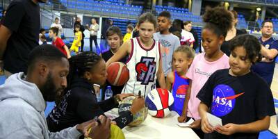 Des Harlem Globetrotters participent à une séance d'entraînement de jeunes basketteurs toulonnais
