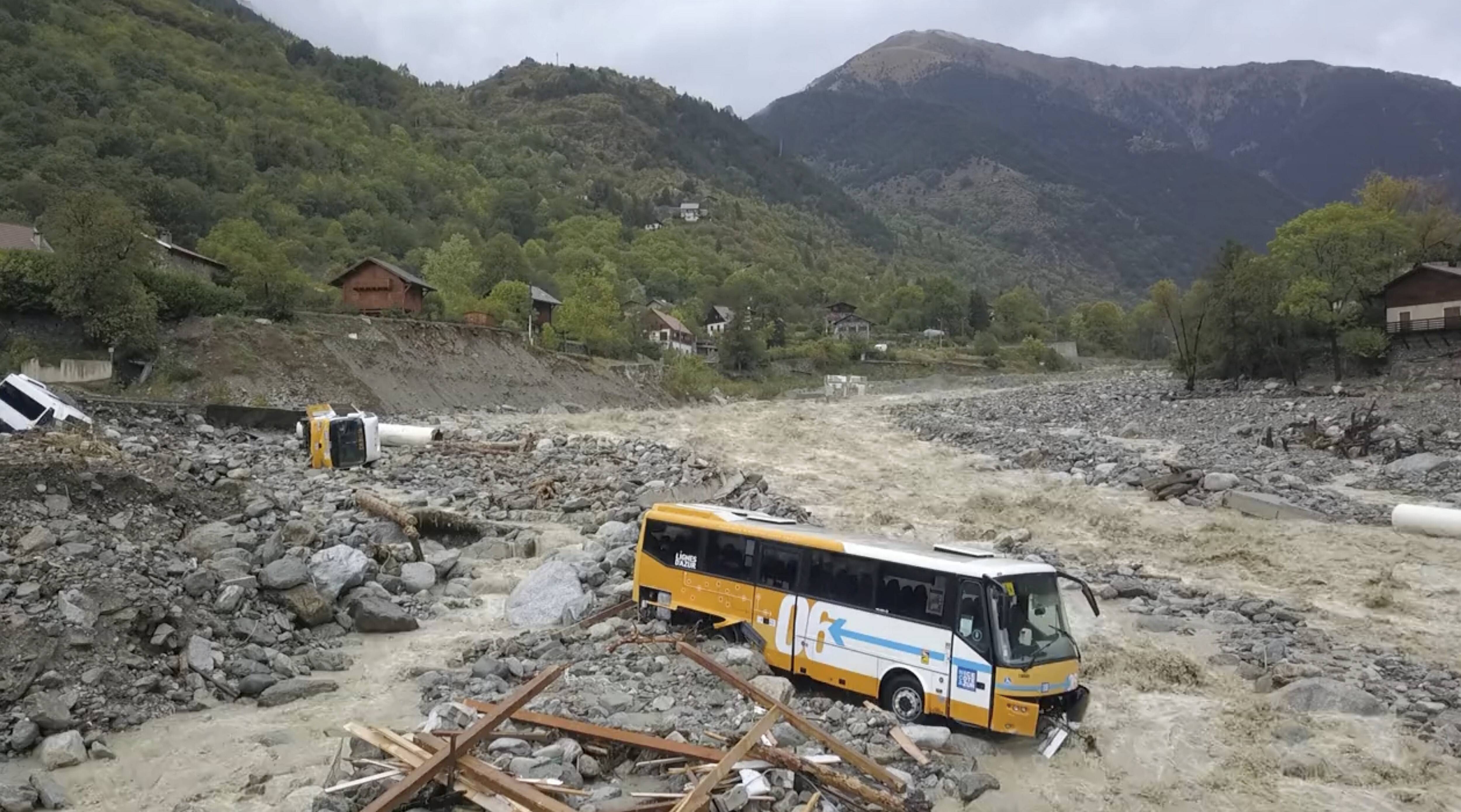 "L'un d'eux a pris l'eau": les deux bus emportés par la tempête Aline à Saint-Martin-Vésubie ont été repêchés