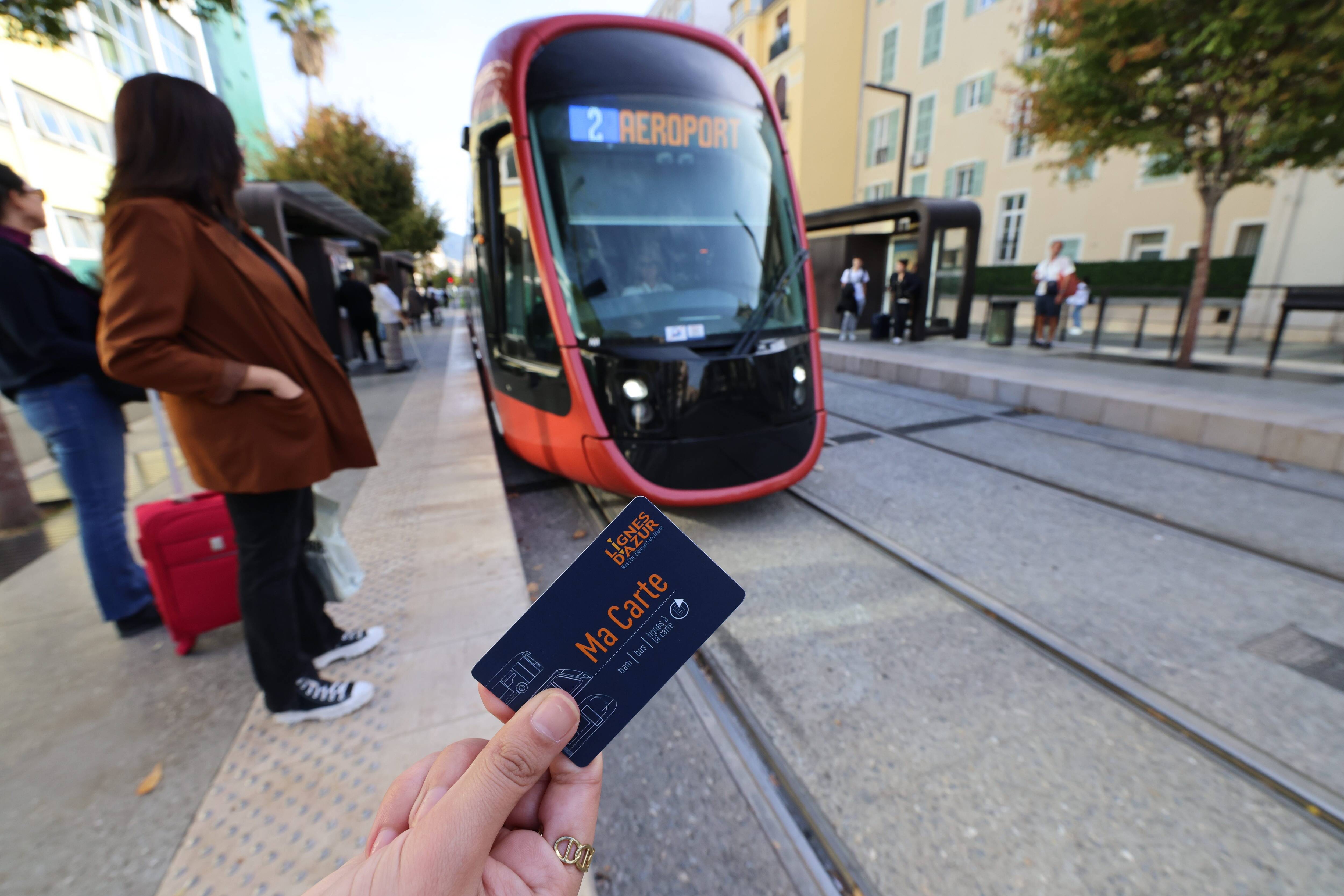 Ils se déplacent moins, ils reprennent la voiture, ils marchent... Ces Niçois qui boudent le tramway et les bus à cause du prix