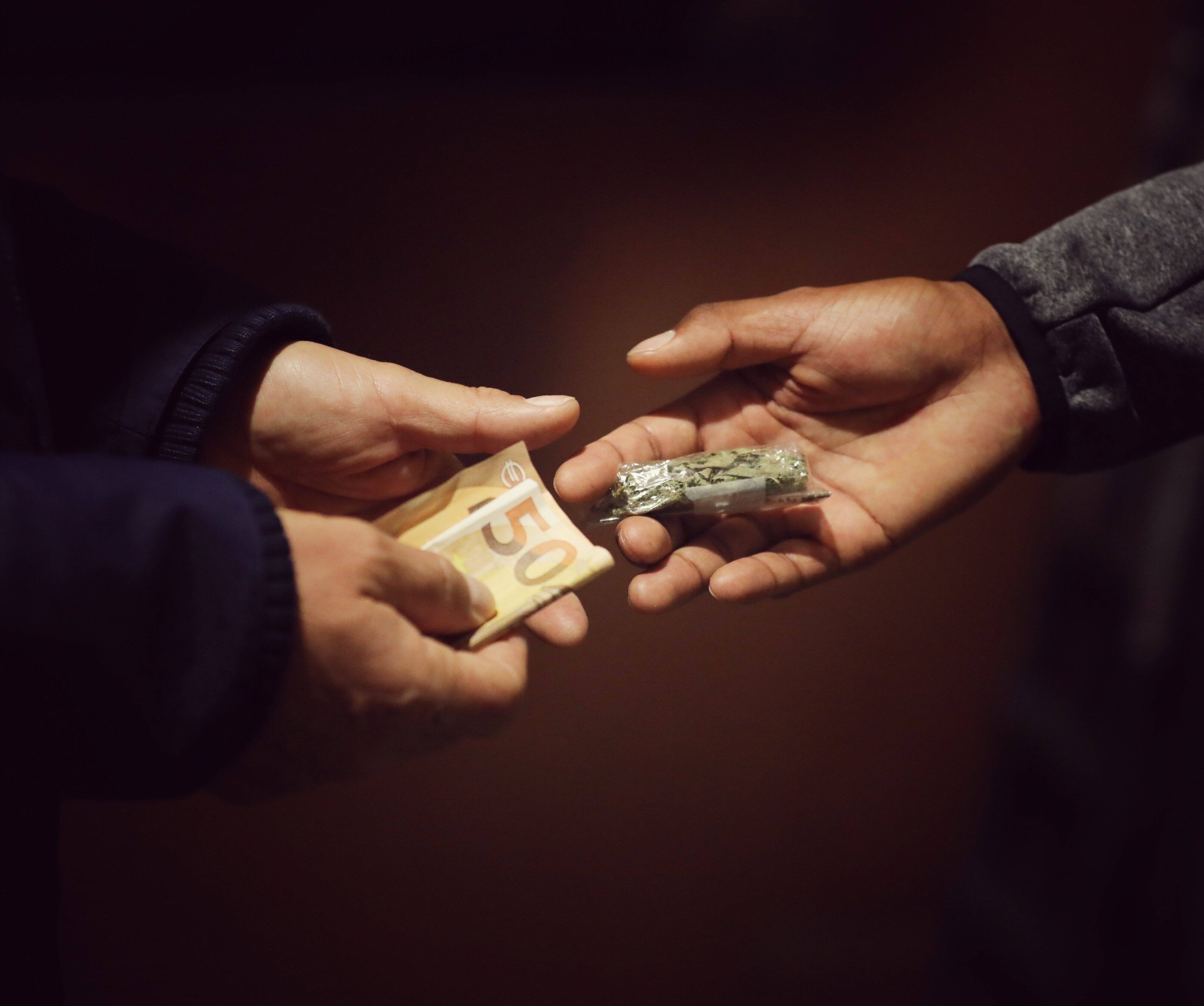 Sentant une forte odeur de cannabis dans l'habitacle, des policiers azuréens arrêtent un dealer lors d'un simple contrôle routier