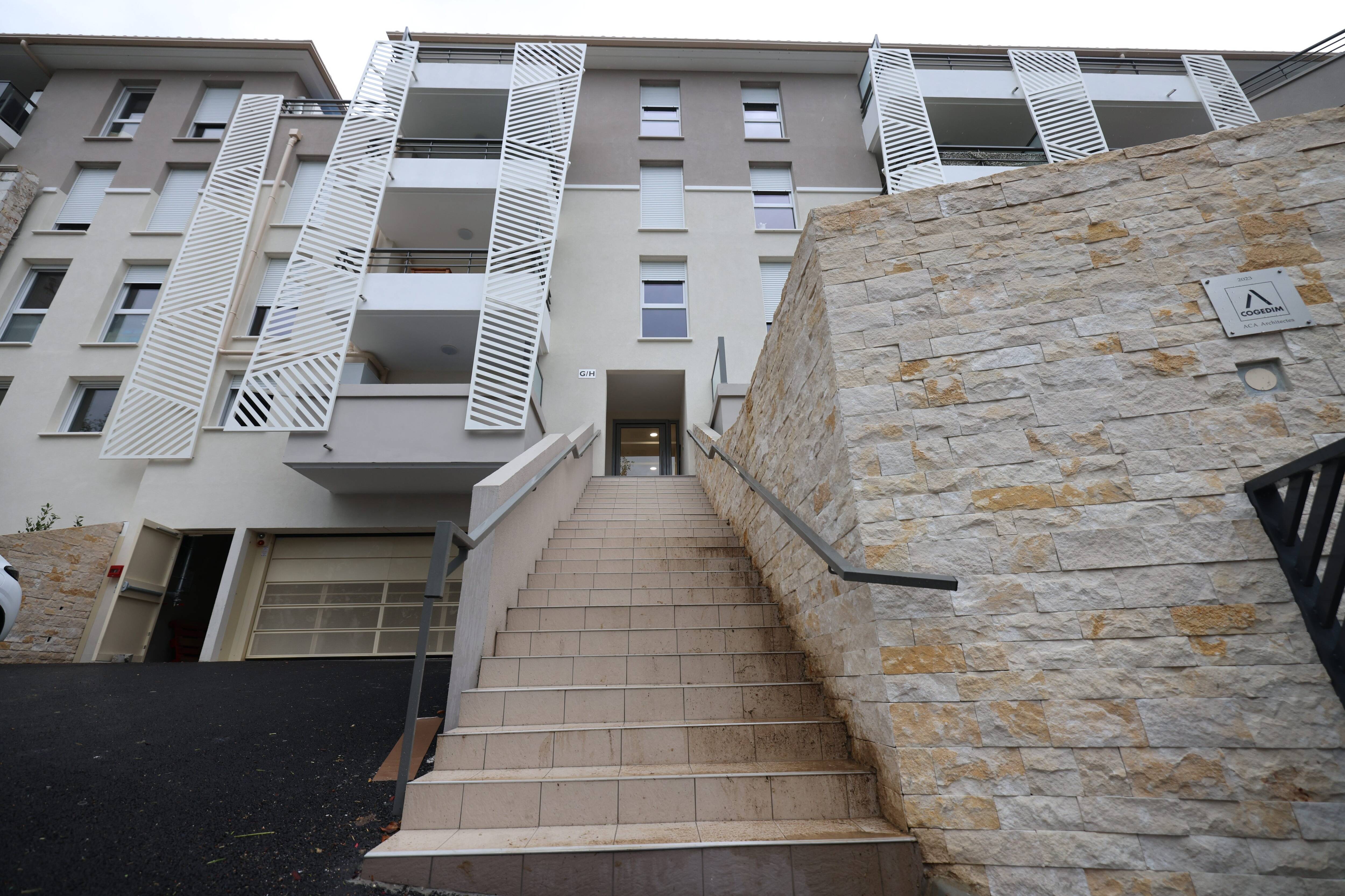 "Je lui ai dit: alerte la police, tu mets ta vie en danger": le voisin de la jeune femme égorgée à Grasse témoigne