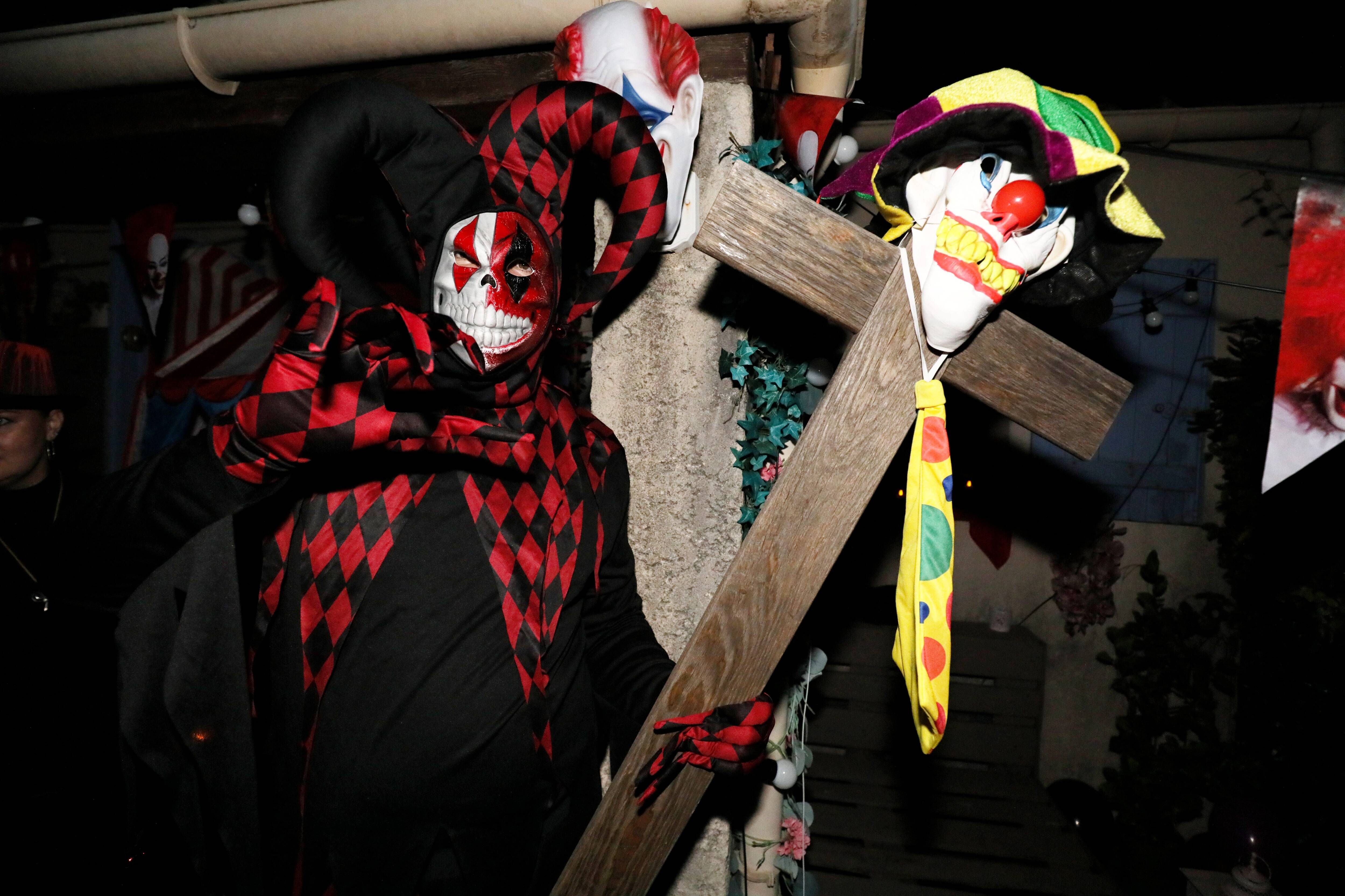 Elle transforme sa maison pour Halloween et accueille des dizaines d'enfants pour une soirée terrifiante