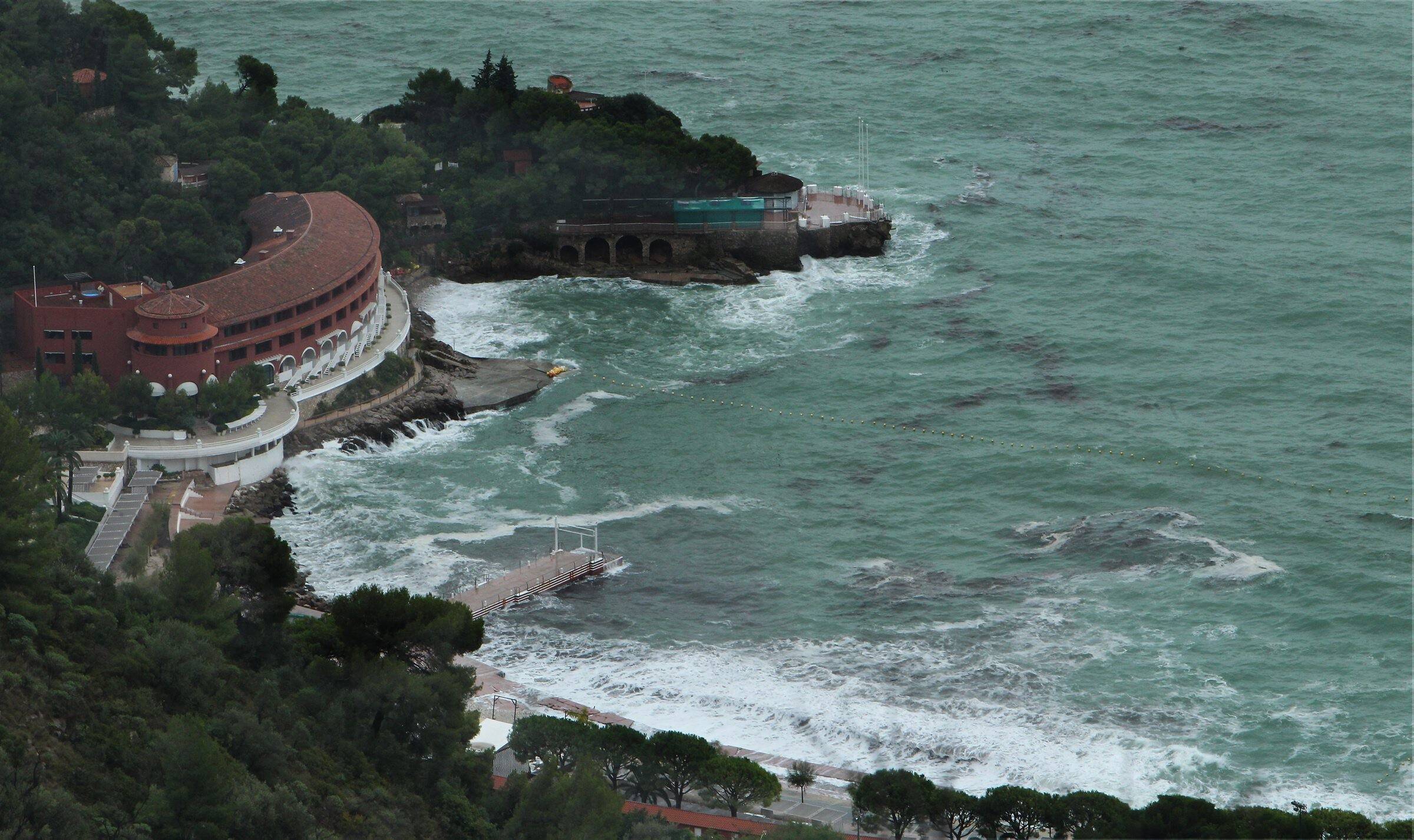 La tempête Ciaran doit s'abattre cet après-midi sur les Alpes-Maritimes, on fait le point sur ce qui nous attend