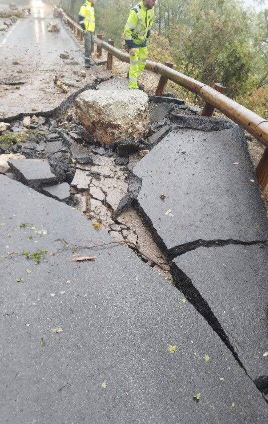 Une Impressionnante Chute De Rochers Fracasse Une Route Dans L’arrière ...