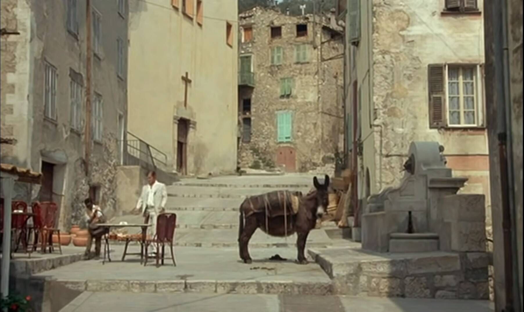 Jean-Paul Belmondo a payé la rénovation de l'église de ce village azuréen après un tournage, des habitants veulent l'honorer