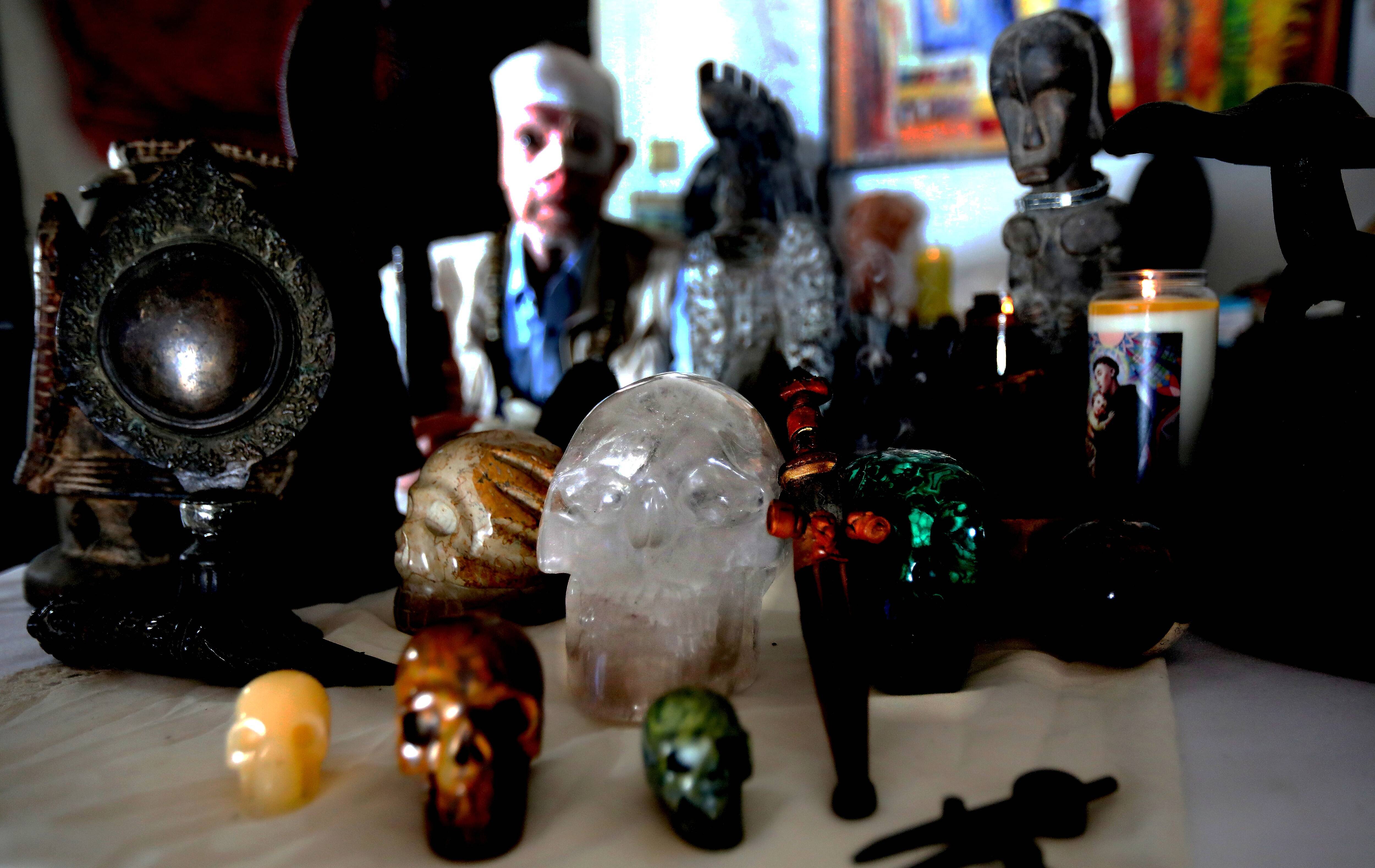 Le "debunker", l'infiltré, et le pschitt de la secrétaire d'État à la Citoyenneté... Comment sont traquées les dérives sectaires dans le Var et les Alpes-Maritimes?