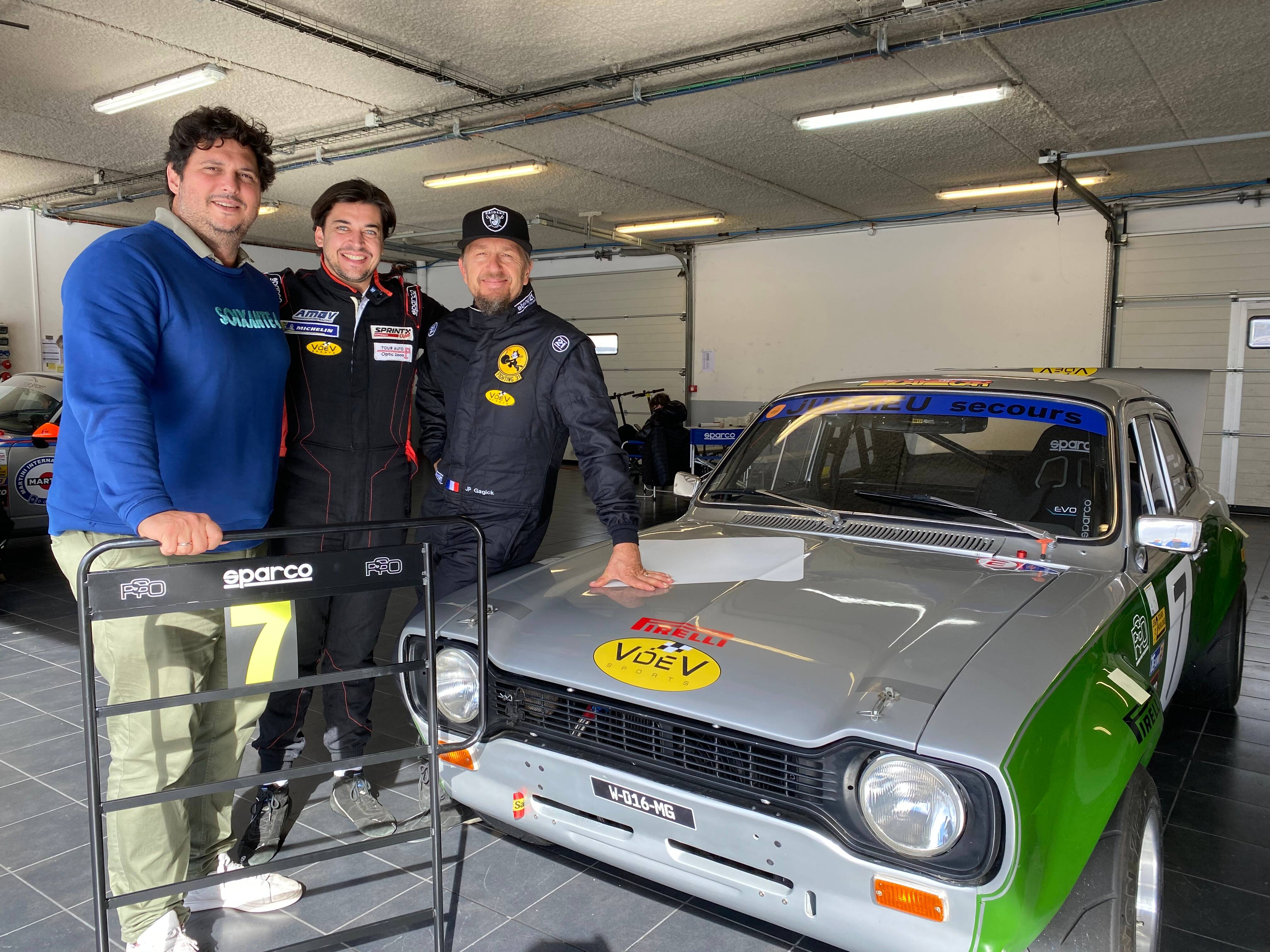 "J'adore les vieilles bagnoles": On a rencontré le présentateur d'Automoto dans le paddock des 2 Tours d'Horloge au Castellet