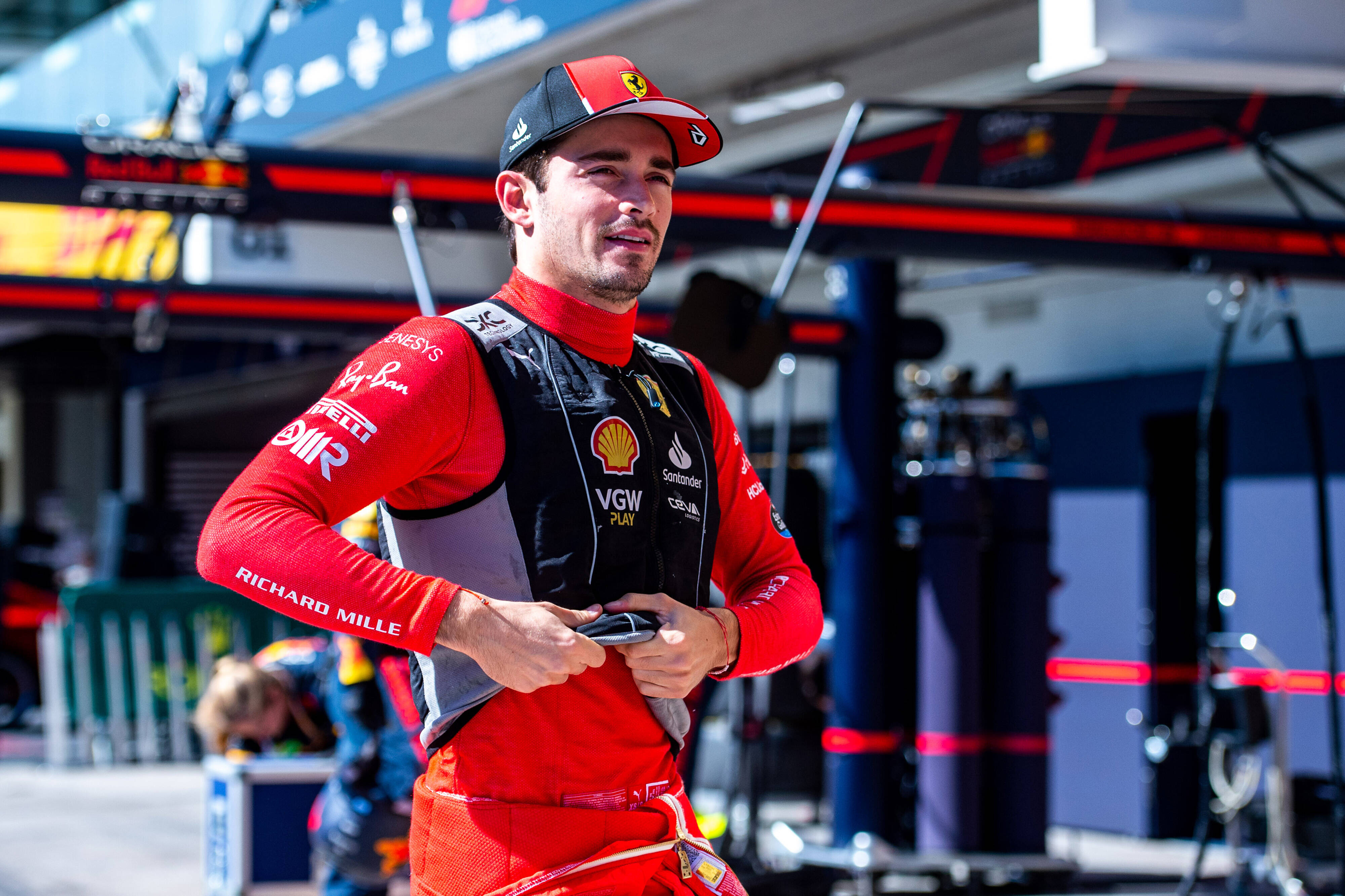 Charles Leclerc au tapis avant le départ du Grand Prix du Brésil, Max Verstappen vainqueur