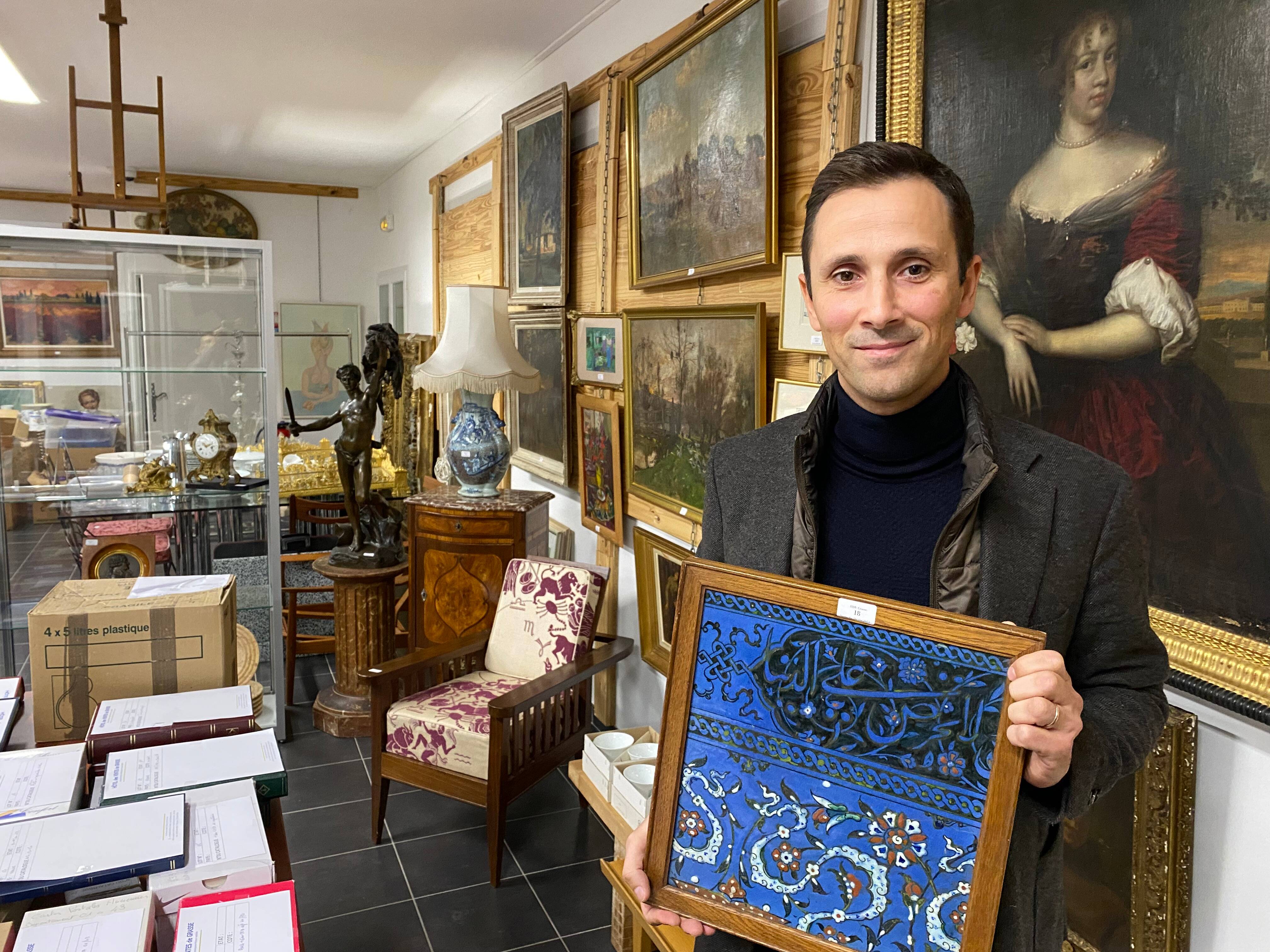 "Mon objectif est de faire revenir les gens en salle", le pari de Clément Rebière à la tête de l'Hôtel des ventes aux enchères de Grasse