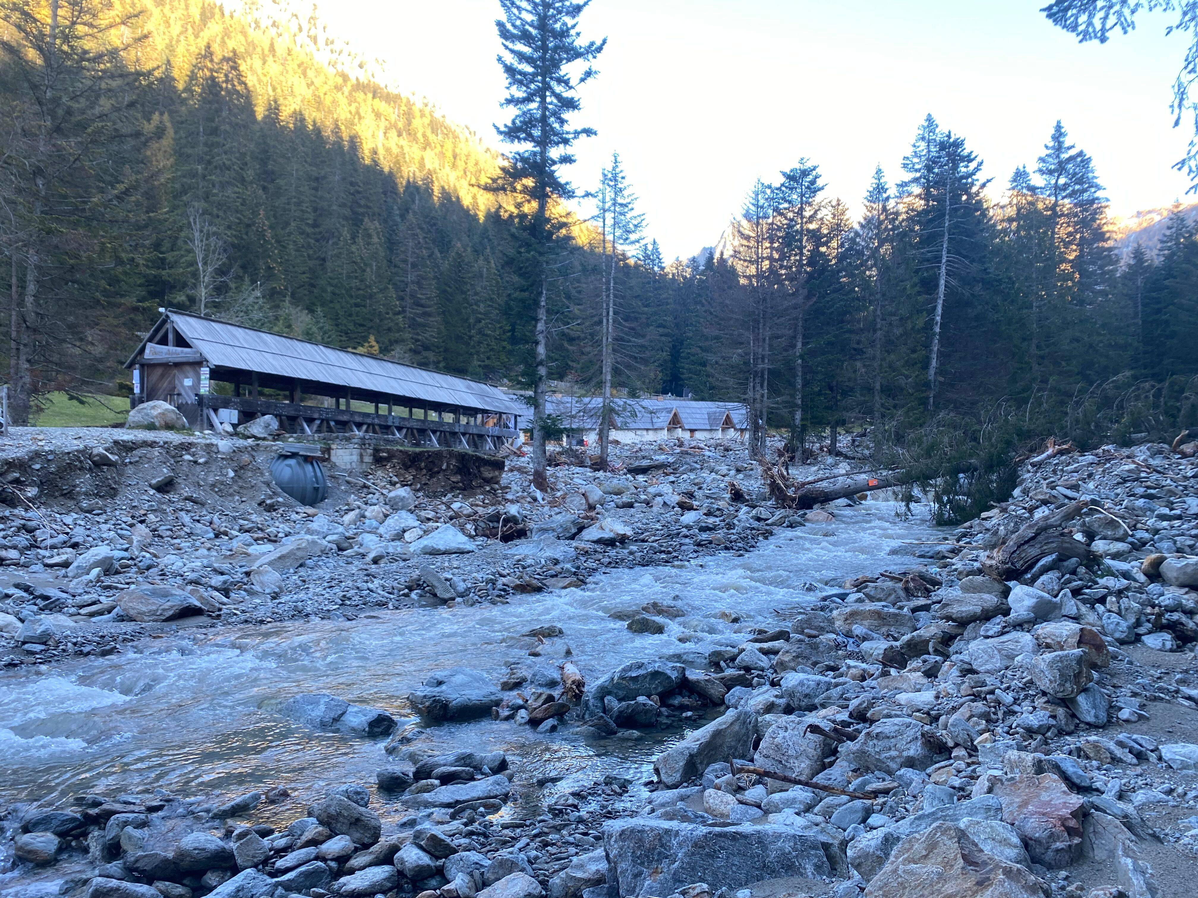 "Nos installations sont prêtes": épargné par la tempête Aline, le parc Alpha des loups espère ouvrir "fin novembre" à une condition