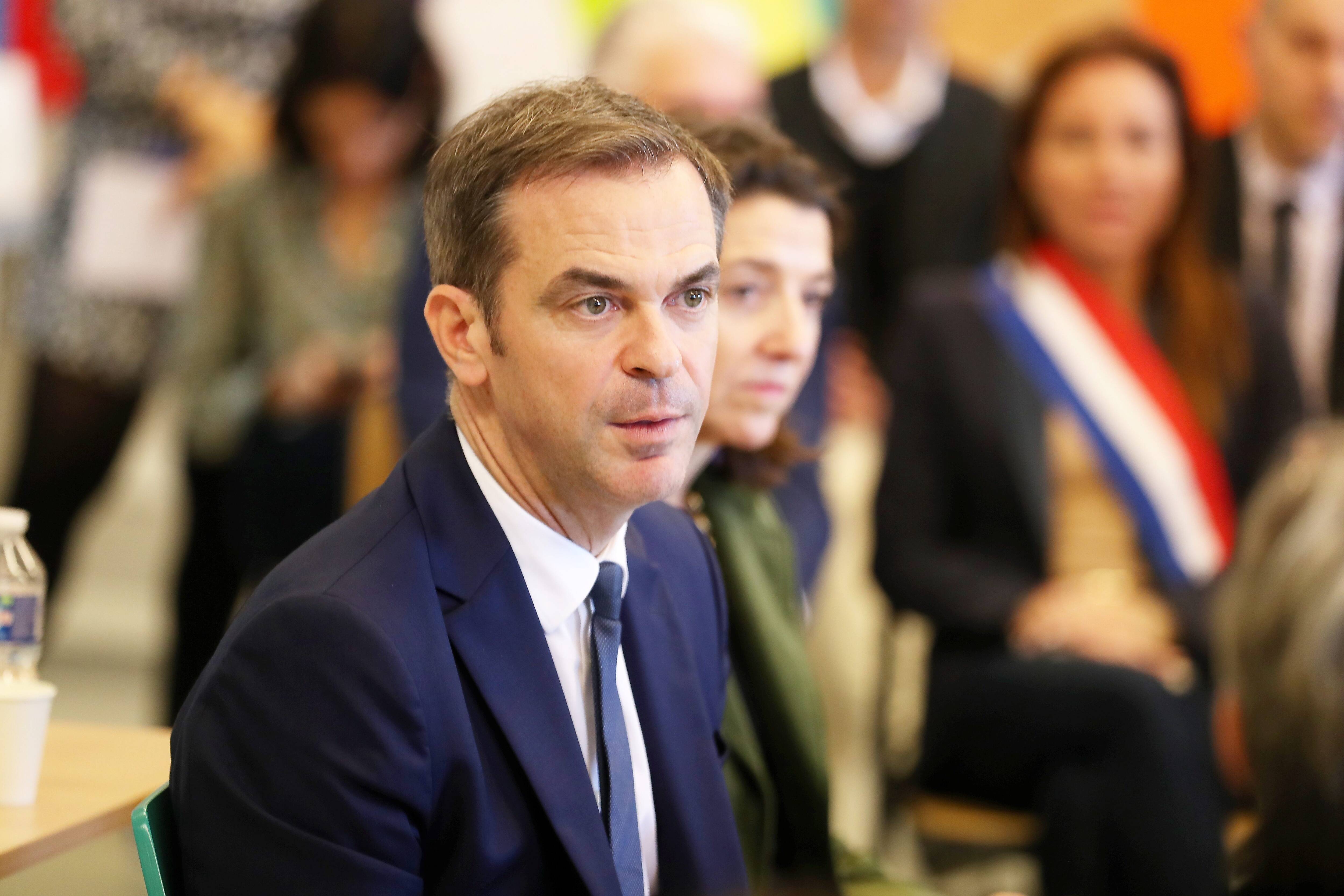 "J'ai reçu 10.000 tweets d'insultes et plus de 20 menaces de mort", confie Olivier Véran en déplacement à Fréjus