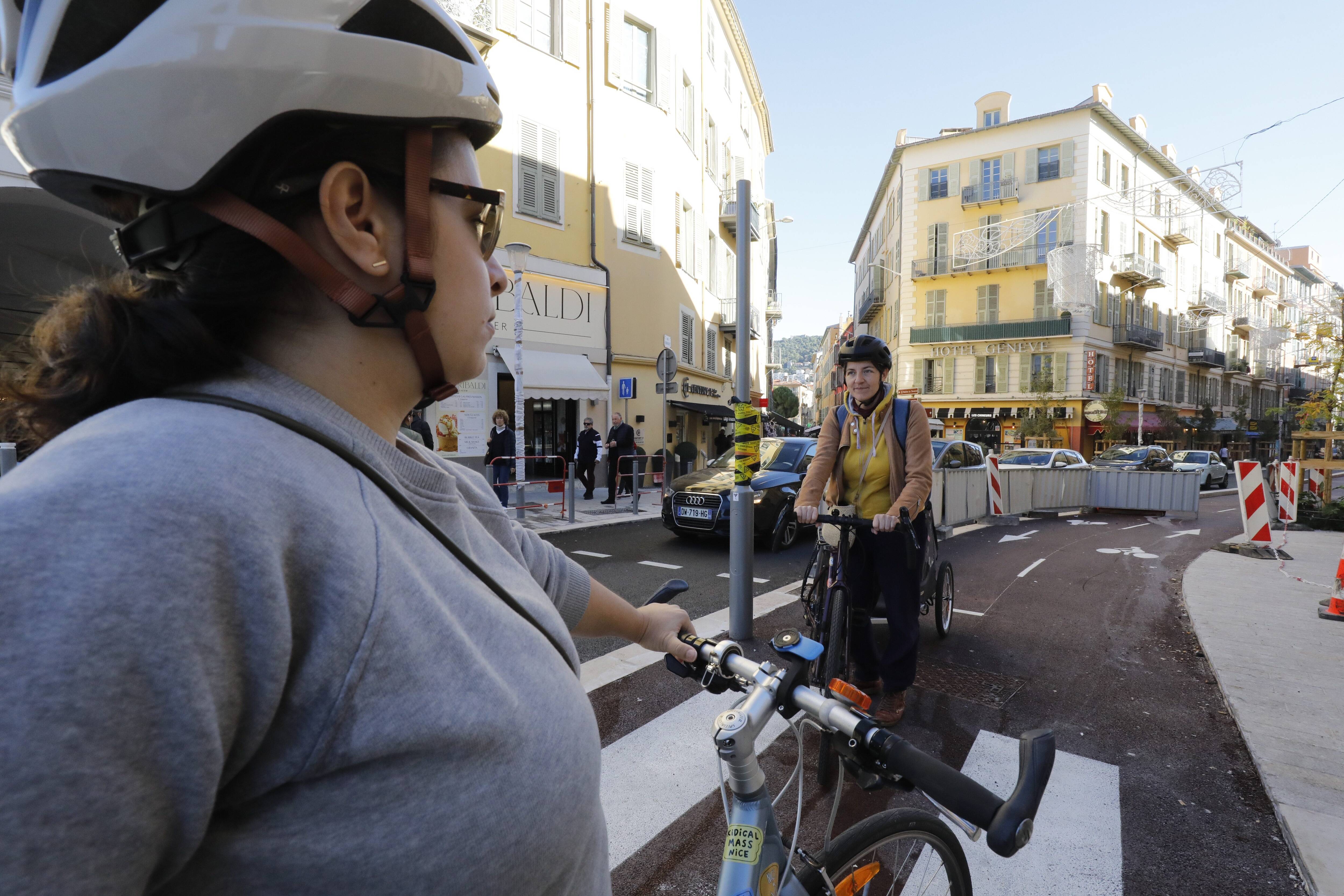 Face à l'absence de piste cyclable sur la place Garibaldi à Nice, les cyclistes formulent des suggestions