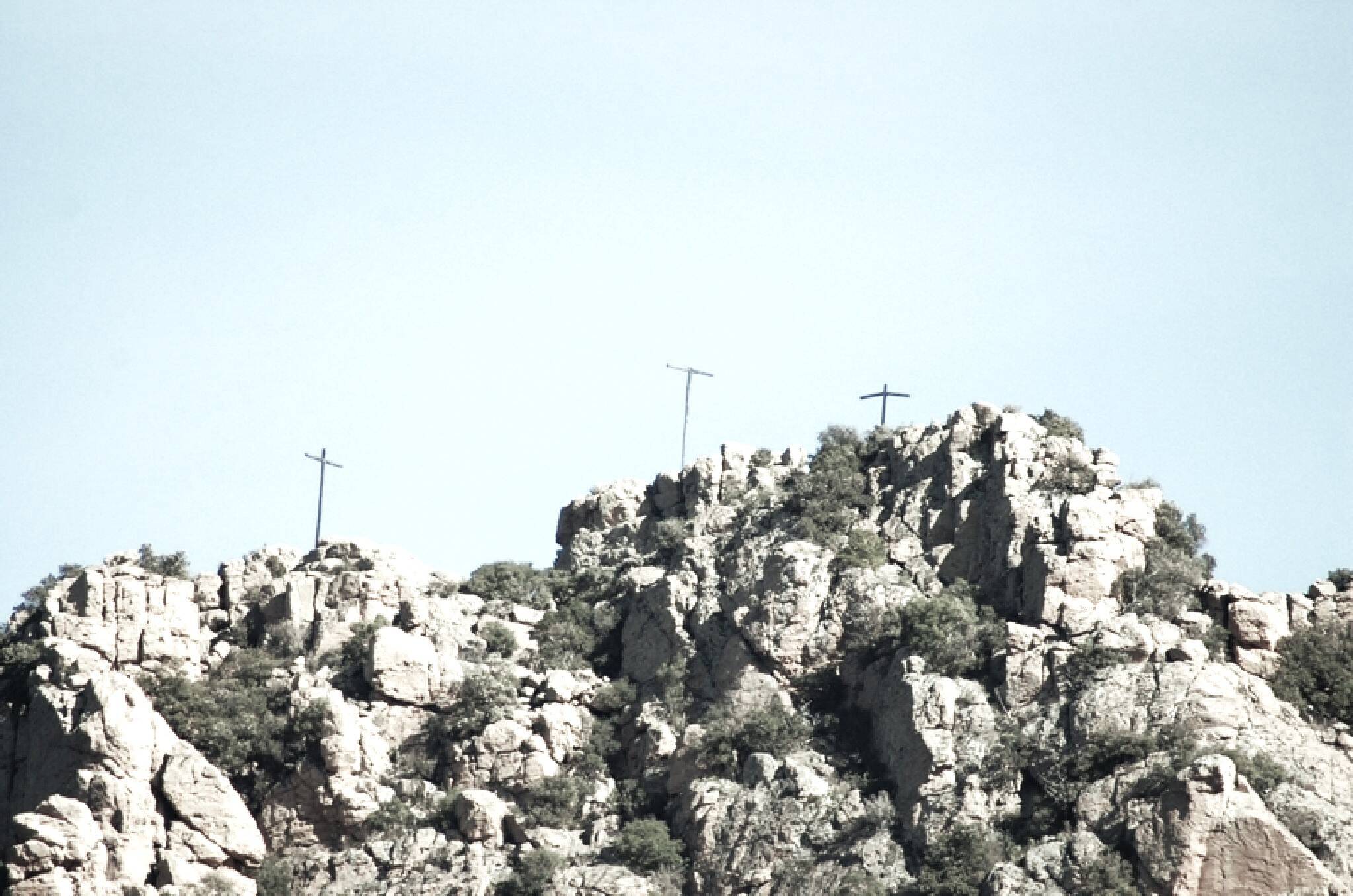 Connaissez-vous l'histoire du "Rocher des Trois Croix" à Roquebrune-sur-Argens?