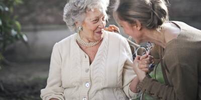 Bien vieillir: le maintien à domicile est-il la solution?