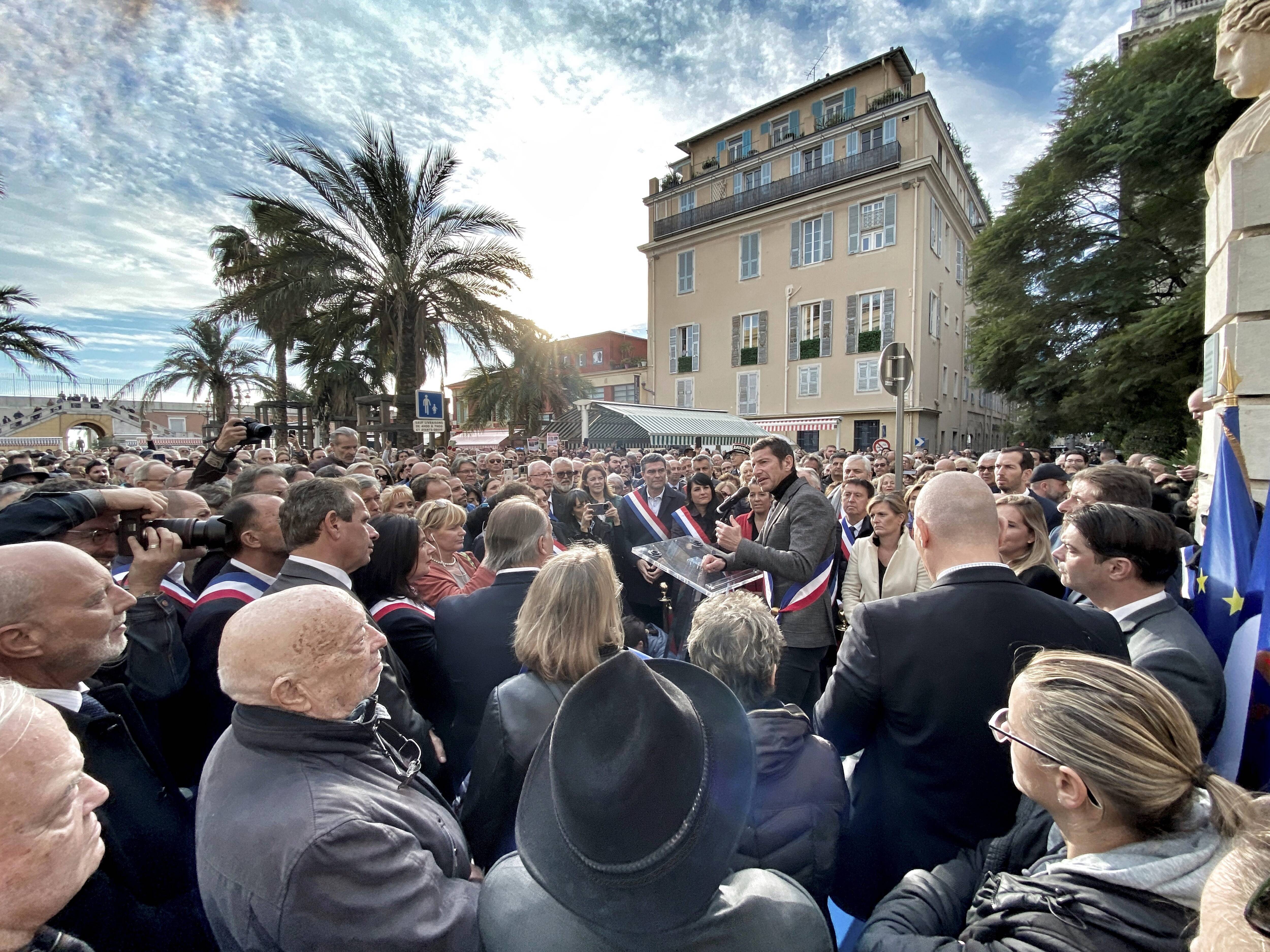 "Nous sommes tout de même tous unis": moins de monde au rassemblement à Nice à l'appel des maires de Cannes et Grasse mais le même message contre l'antisémitisme