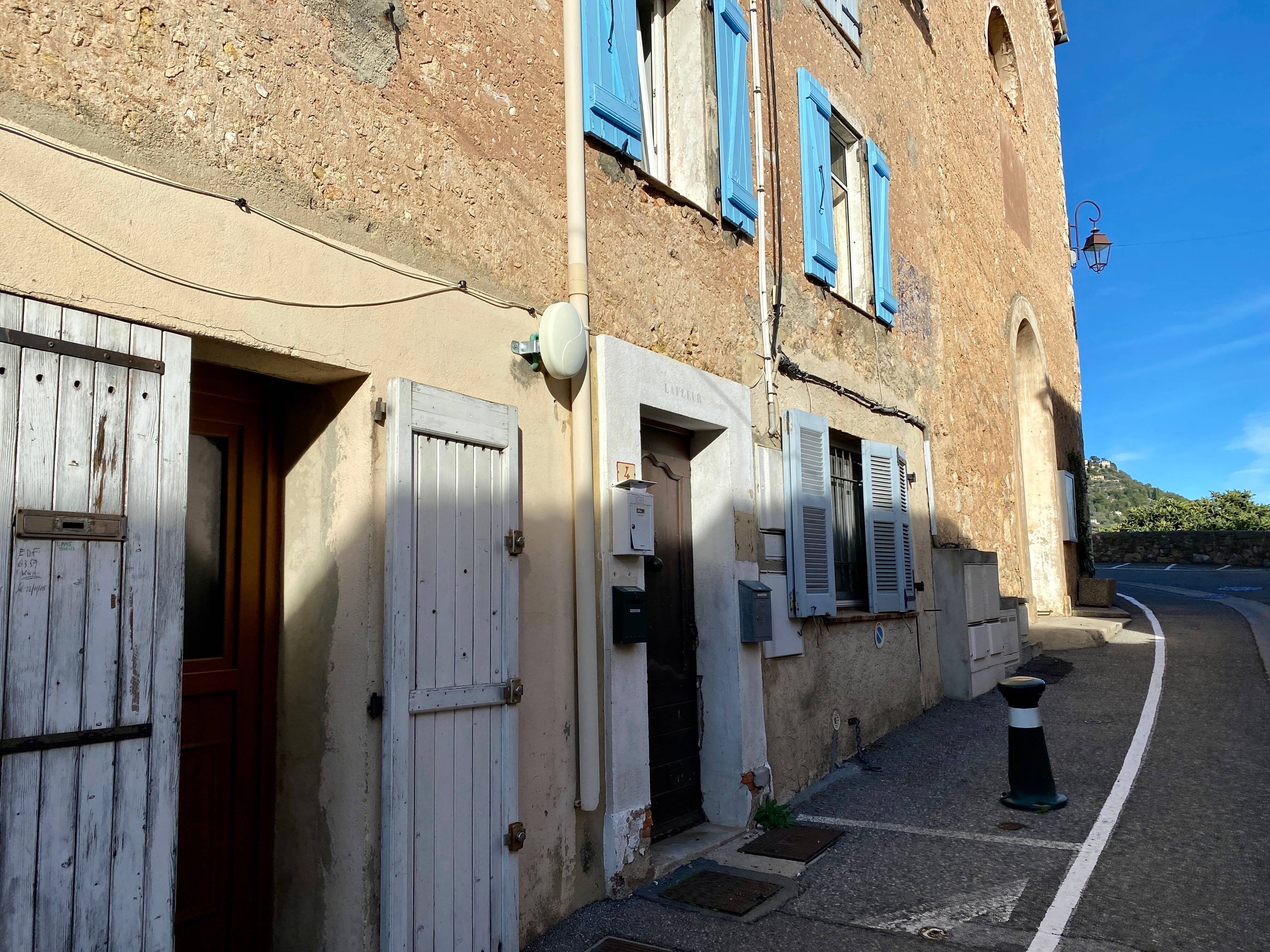 Mère poignardée à mort dans un petit village des Alpes-Maritimes: le fils poursuivi pour meurtre malgré son internement en hôpital psychiatrique