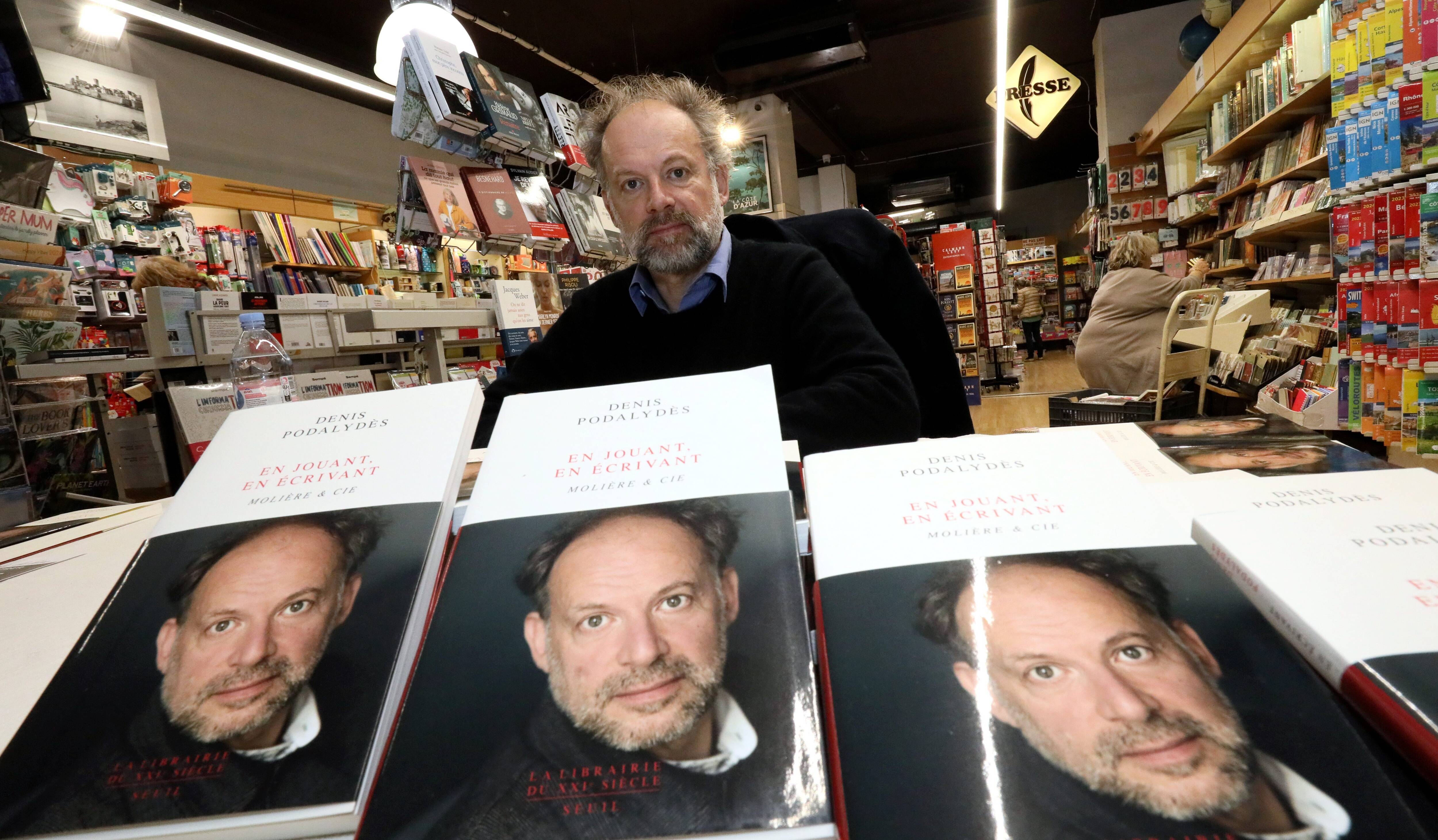 "Je me plie avec plaisir à l'exercice des dédicaces": l'acteur, metteur en scène et écrivain Denis Podalydès était en dédicaces à Antibes
