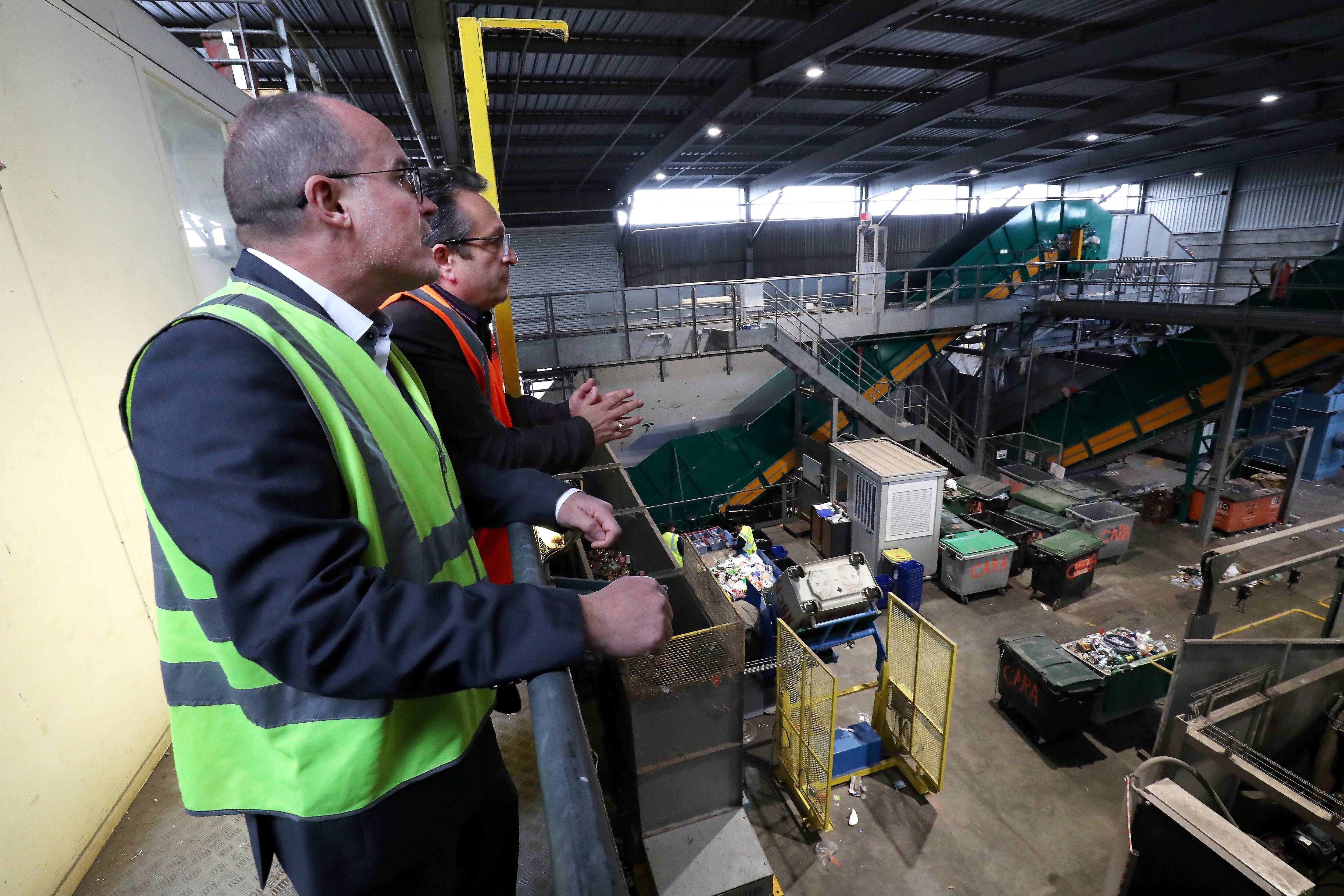Au centre de traitement du Muy, le tri en un peu plus d'une minute chrono