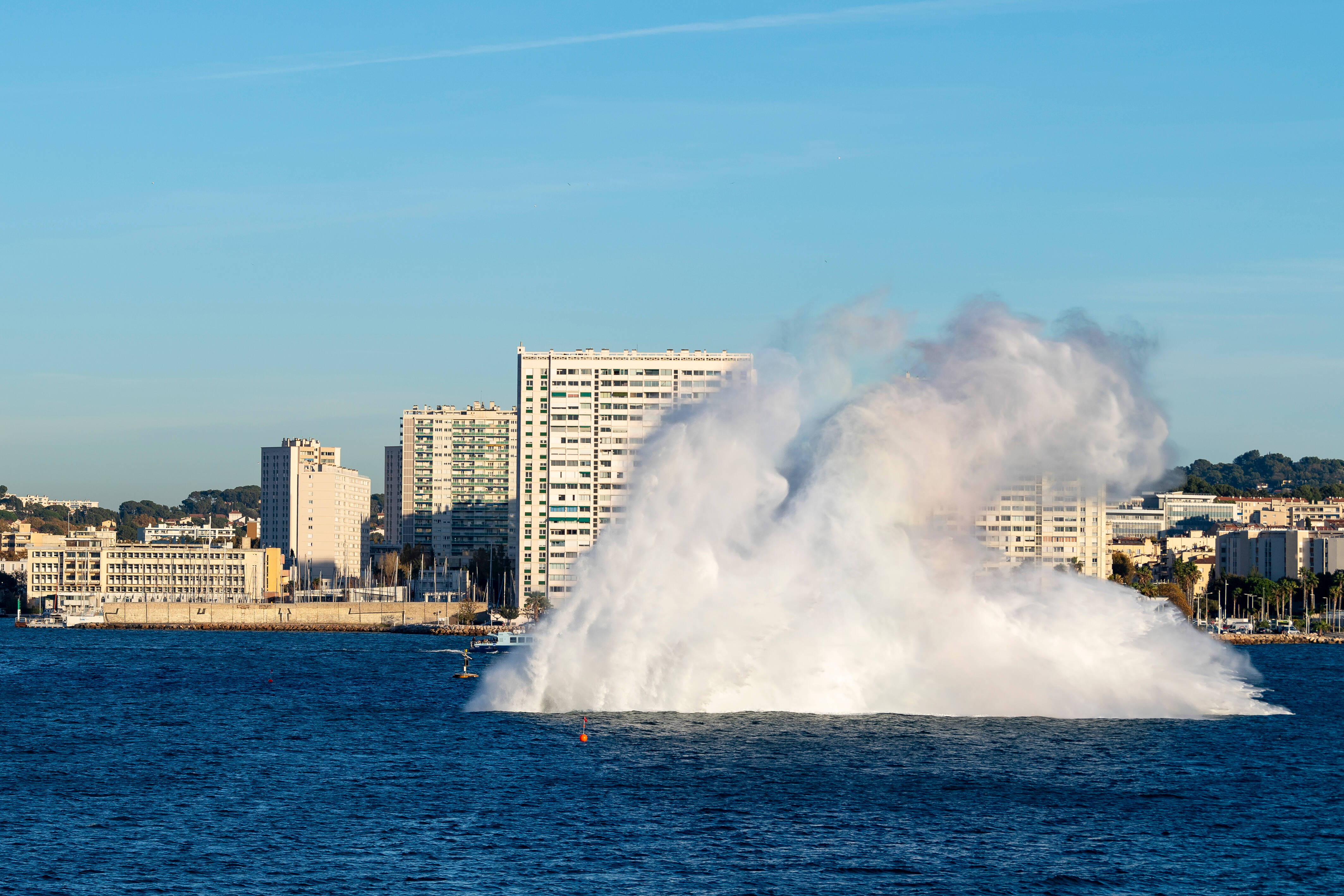 Pourquoi le porte-avions Charles de Gaulle fait chauffer ses catapultes dans la rade de Toulon