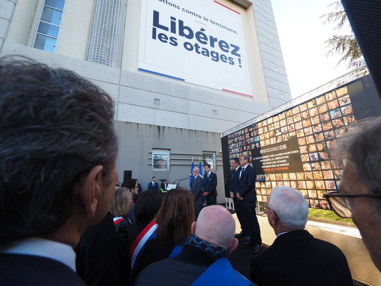 Un panneau avec le visage des otages israéliens restera au conseil départemental des Alpes-Maritimes tant qu'ils ne seront pas libérés