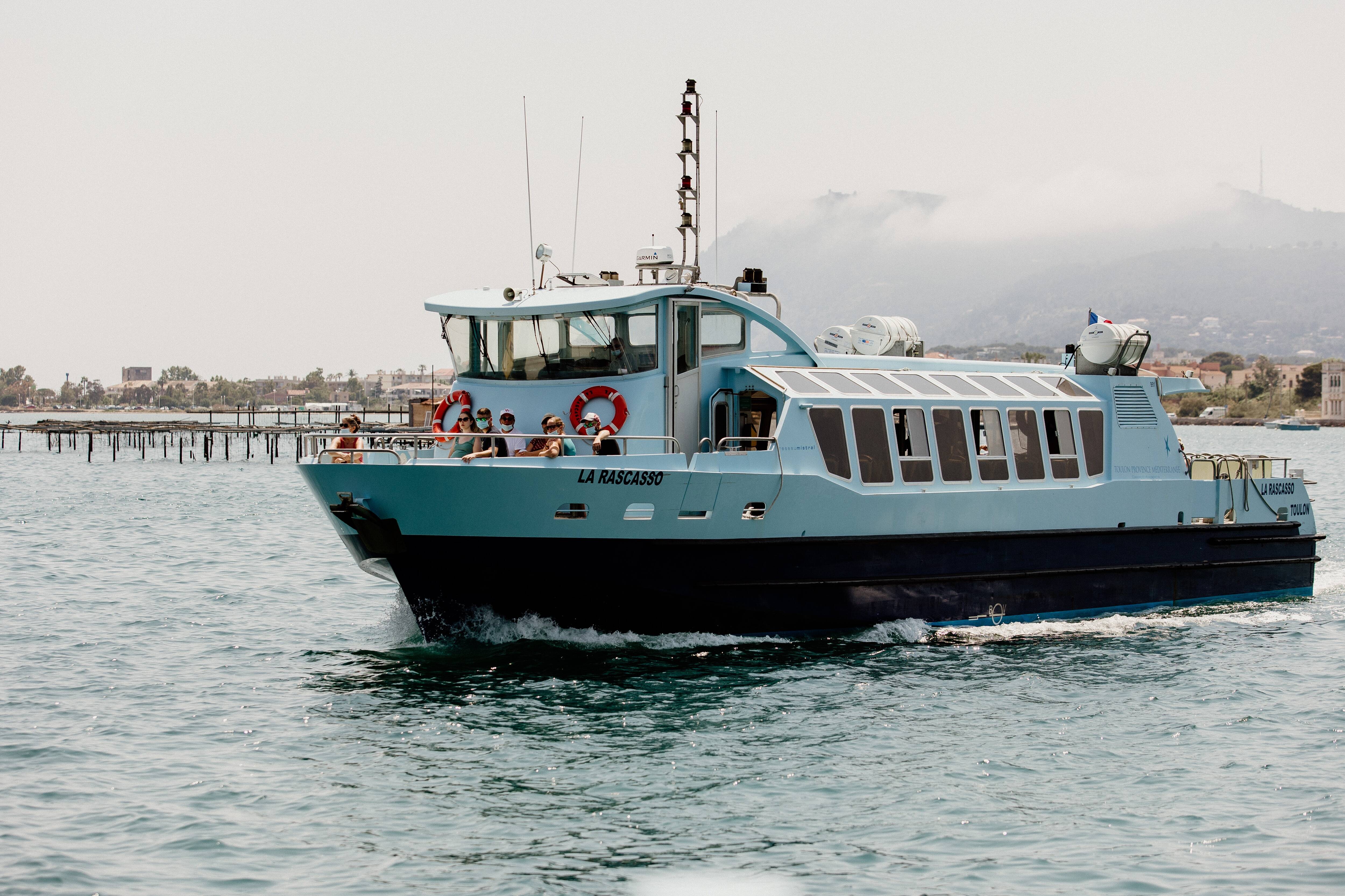 "Un acte héroïque qui honore le service public": une navette de Réseau Mistral porte secours à un voilier dans la rade de Toulon