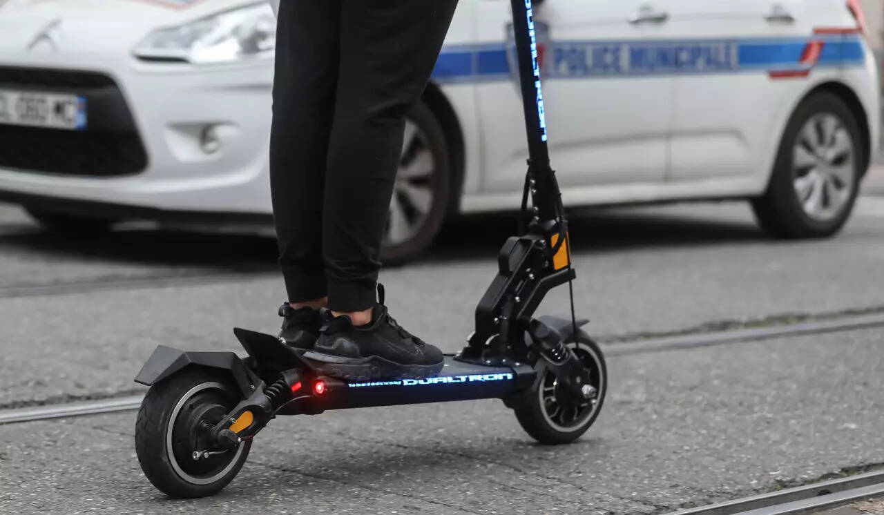 "Je n'ai toujours pas repris le travail": percuté cet été par une trottinette sur la Côte d'Azur, un avocat niçois a vu sa vie bouleversée