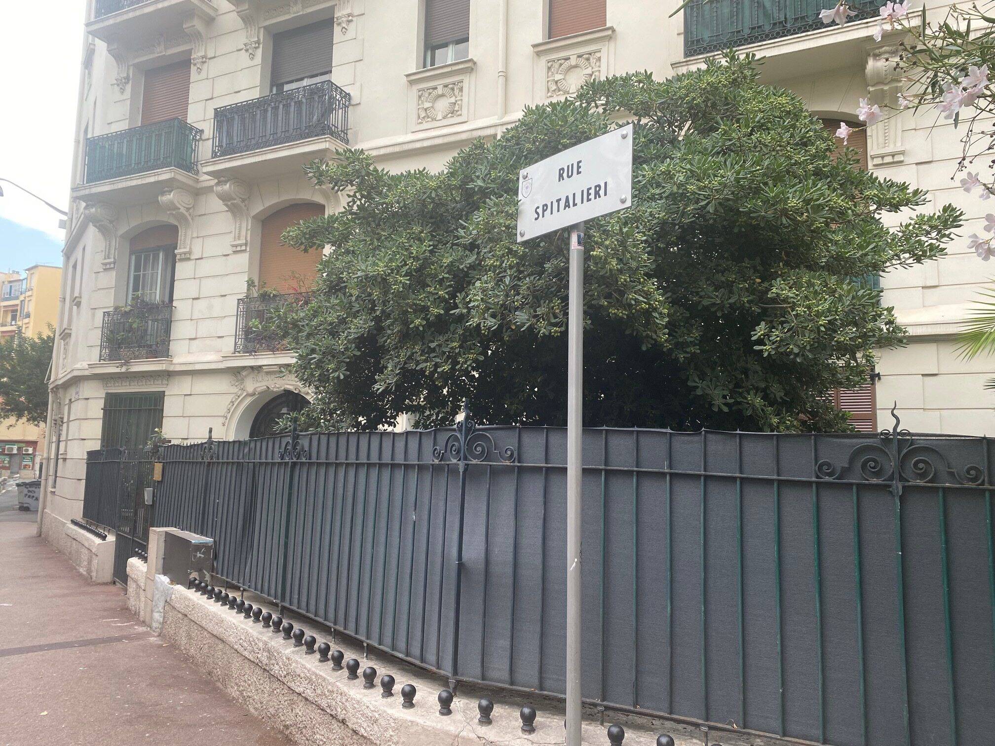 Il avait lancé une bouteille incendiaire dans la salle de bains de sa femme, ce chirurgien de renom plaide la confusion mentale